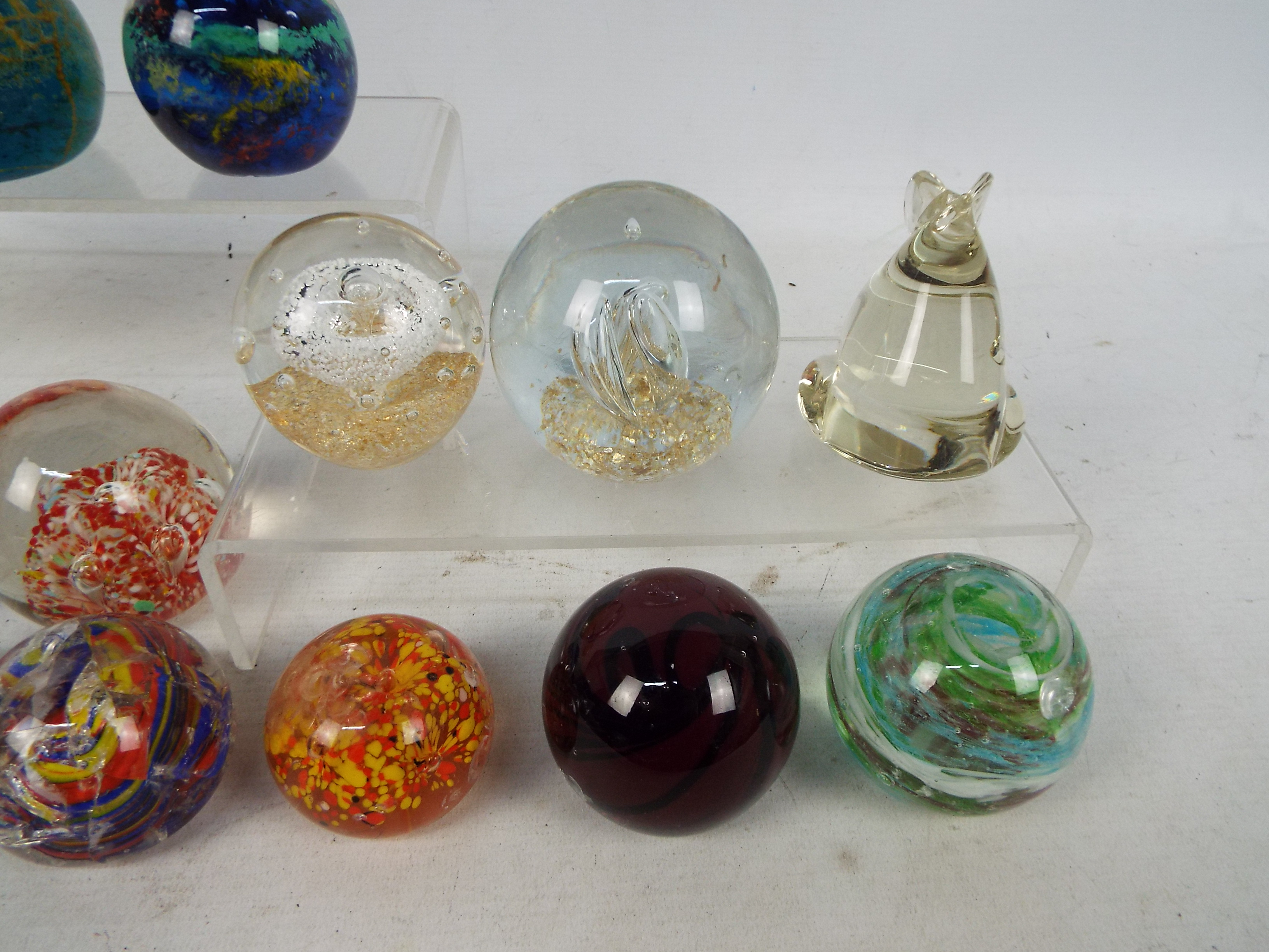 A collection of paperweights to include Mdina, Langham Glass and other. - Image 4 of 4