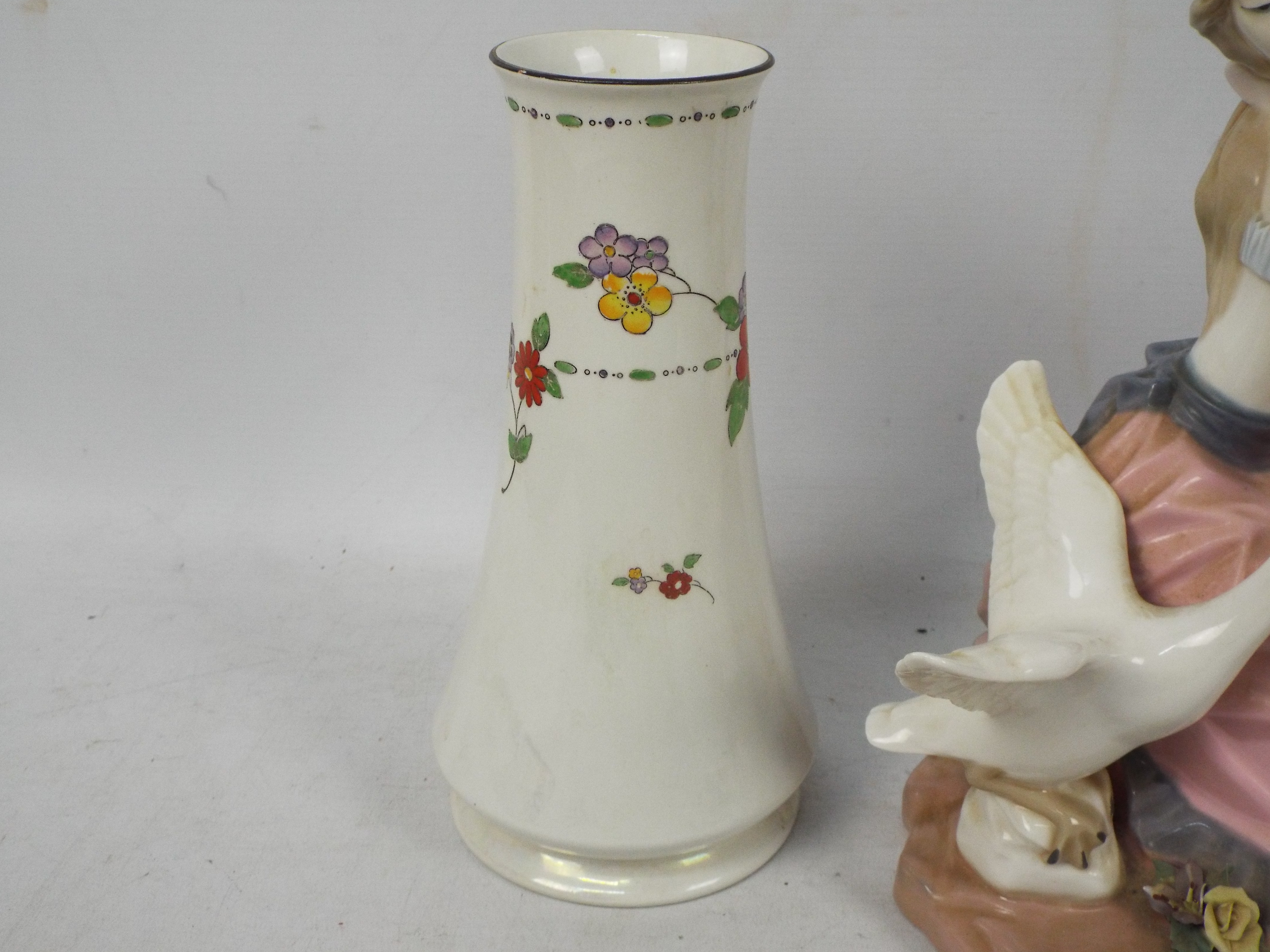 A pair of Shelley vases with floral deco - Image 3 of 6