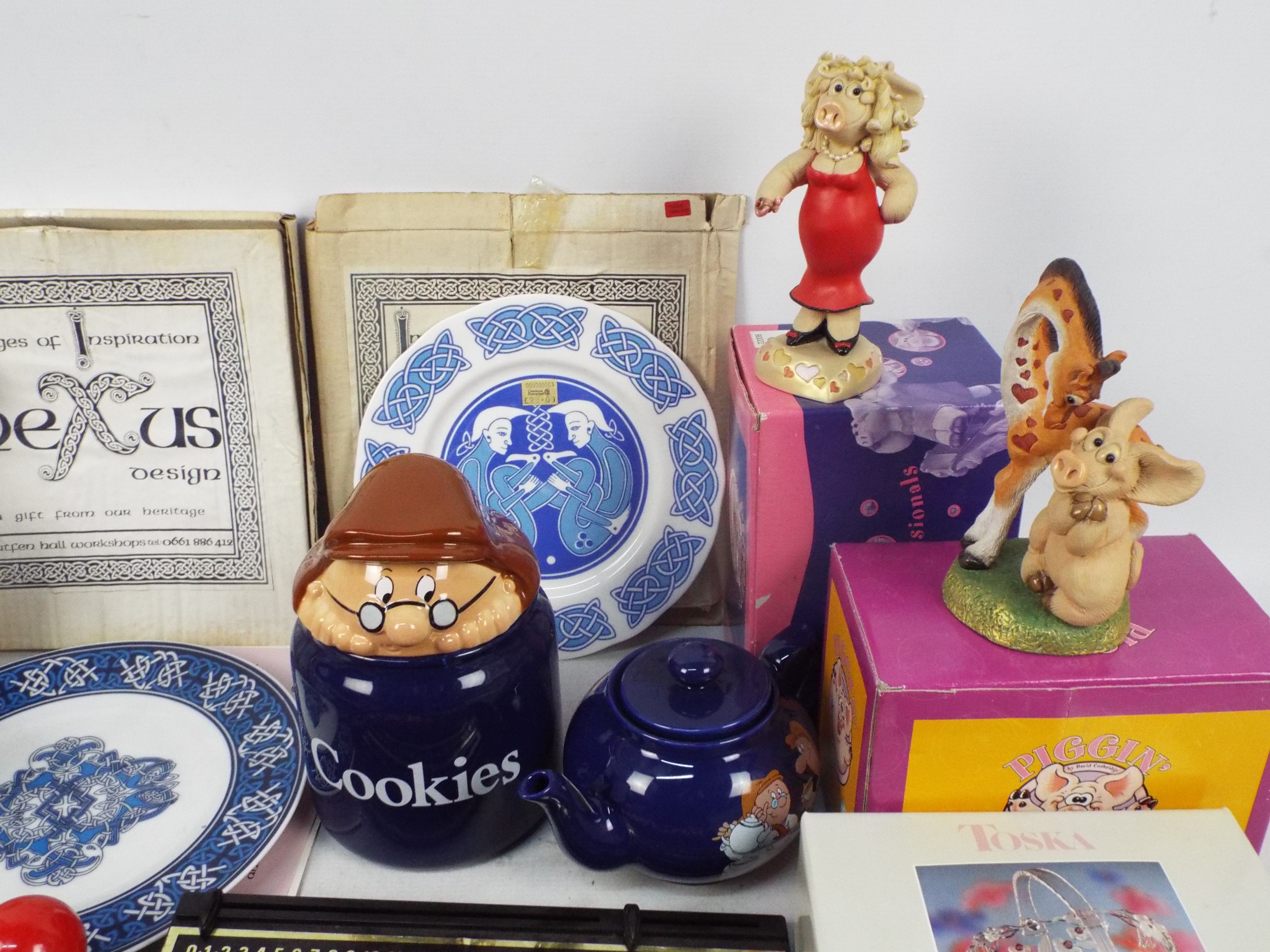 Lot to include boxed Piggin figures, ceramics, pool / snooker balls and other. - Image 4 of 4