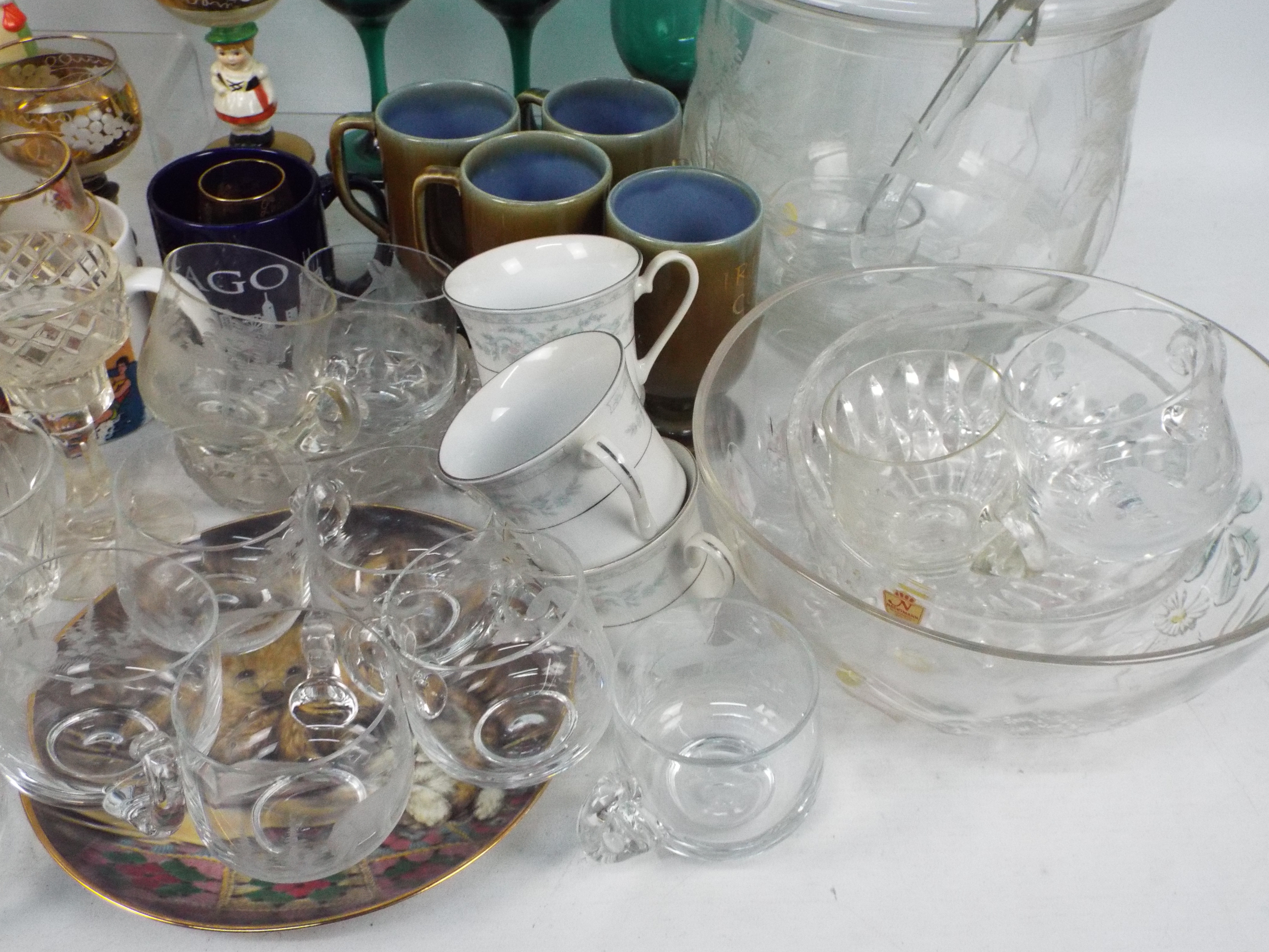 Two boxes of ceramics and glassware to include punch bowl and glasses, bowls and similar. - Image 5 of 6
