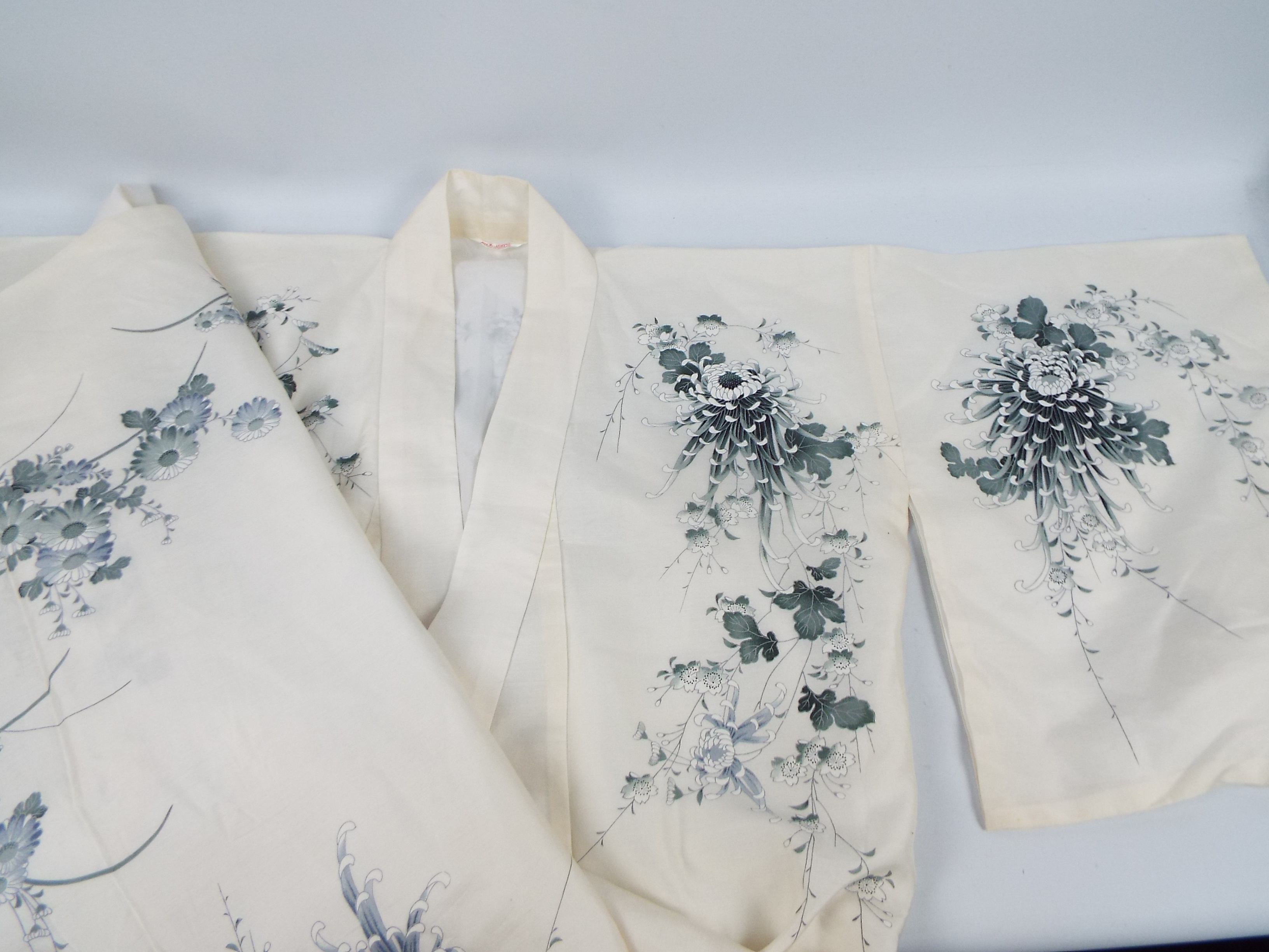 A collection of traditional Japanese clothing to include a silk kimono decorated with chrysanthemum. - Image 6 of 6