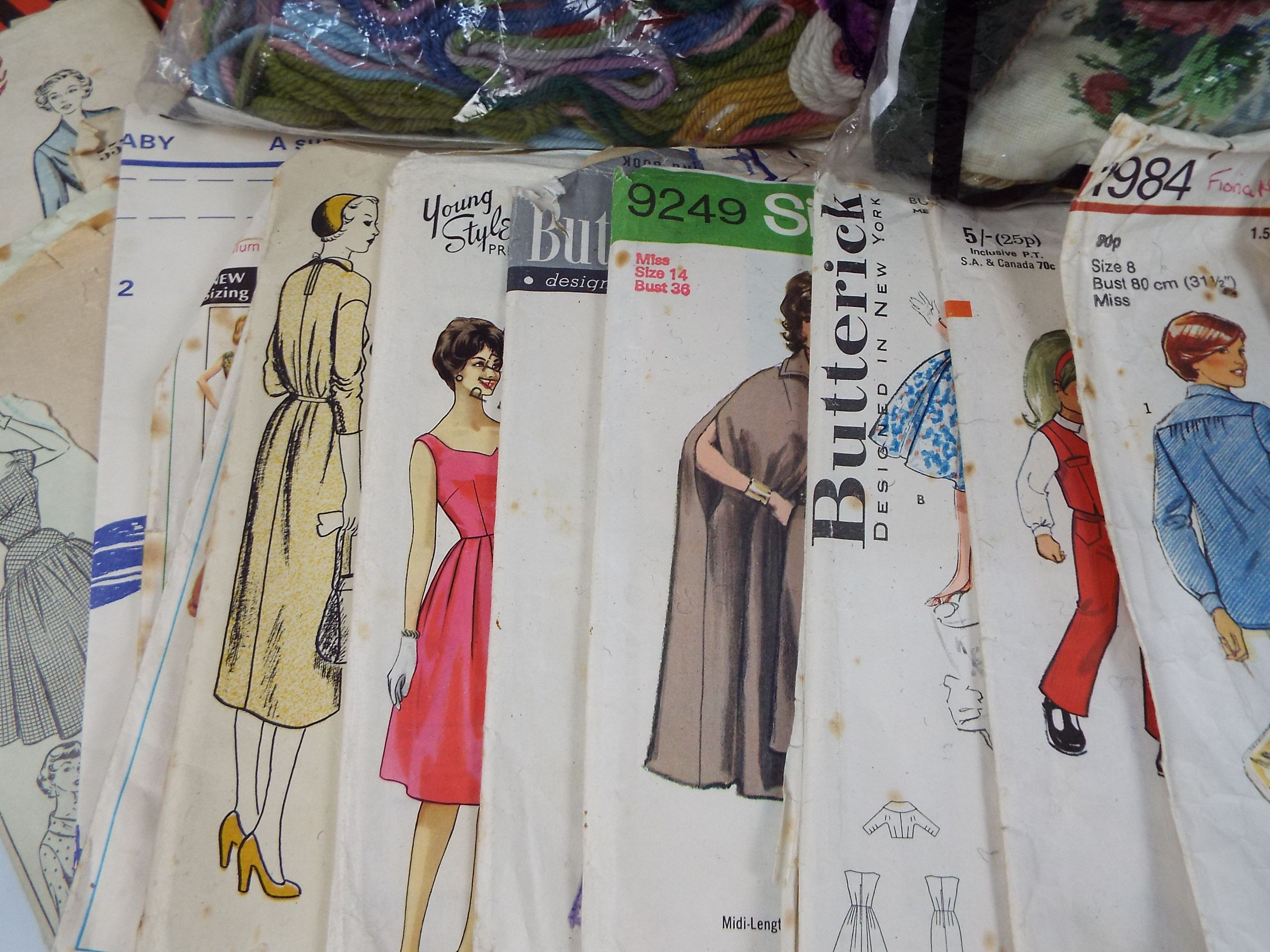A collection of haberdashery items, sewing patterns and similar. - Image 8 of 8
