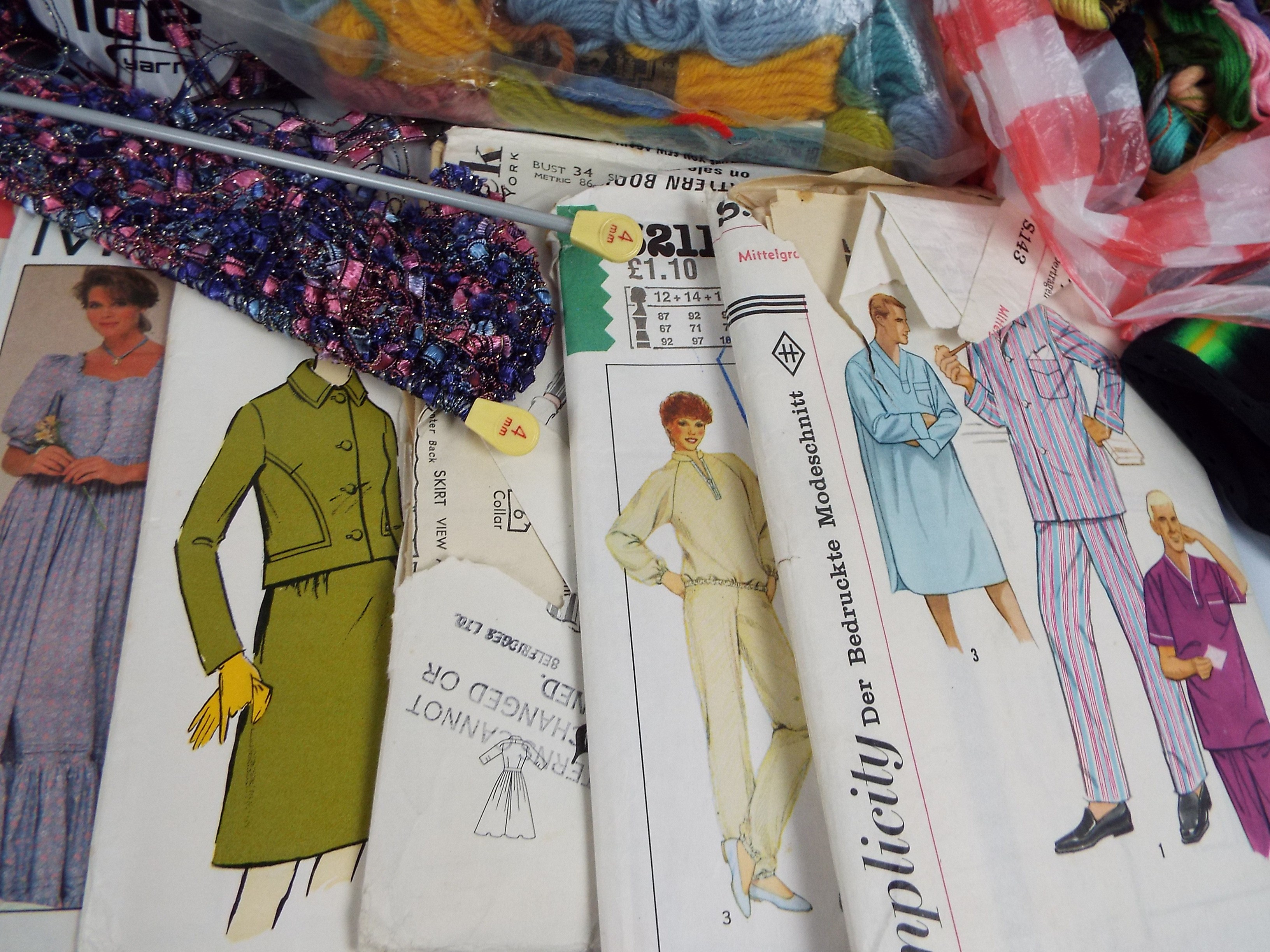 A collection of haberdashery items, sewing patterns and similar. - Image 6 of 8