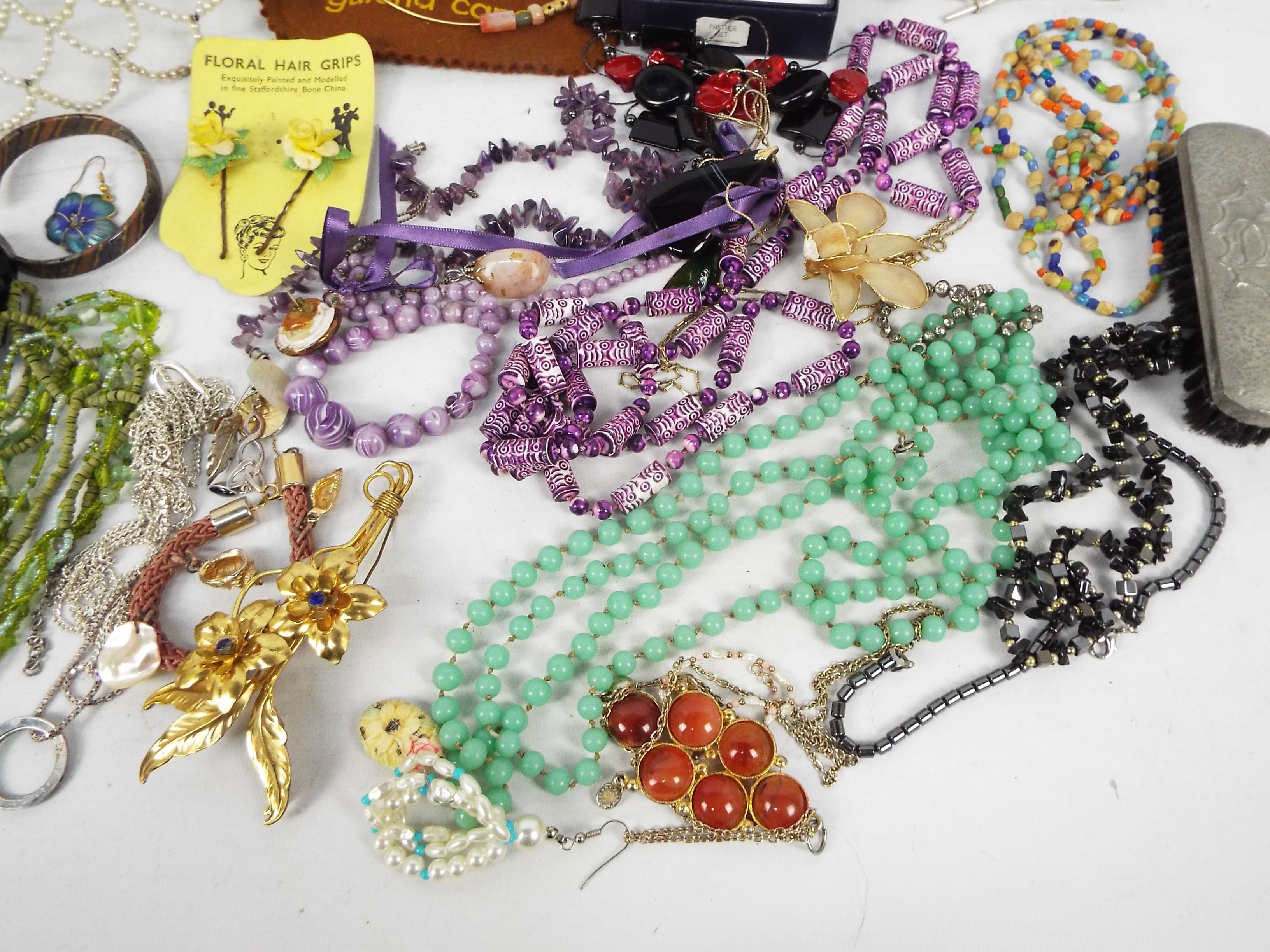 A collection of costume jewellery to include necklaces, bracelets, earrings, brooches and similar. - Image 3 of 5