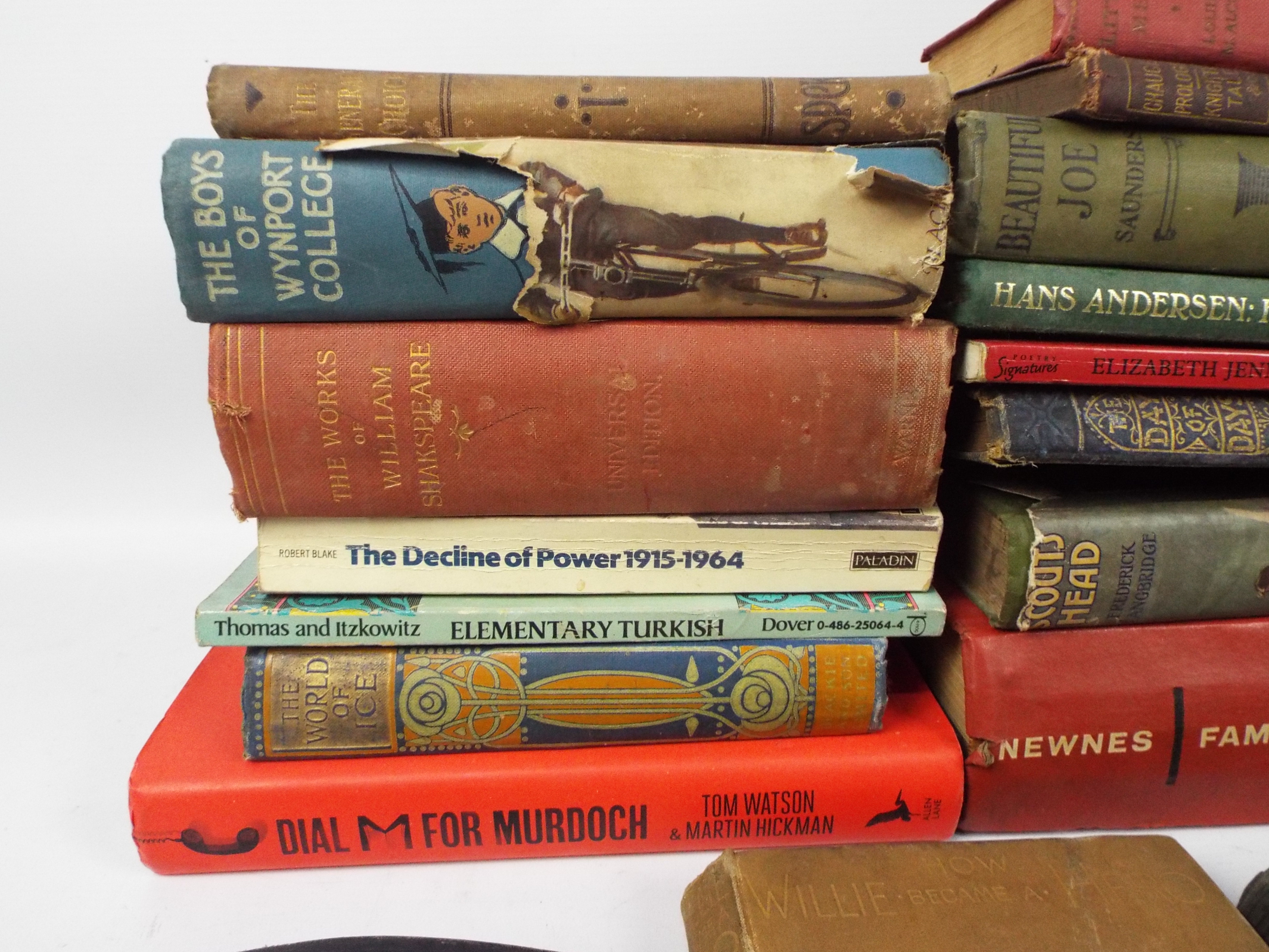 A quantity of vintage publications to include Shakespeare. - Image 2 of 4