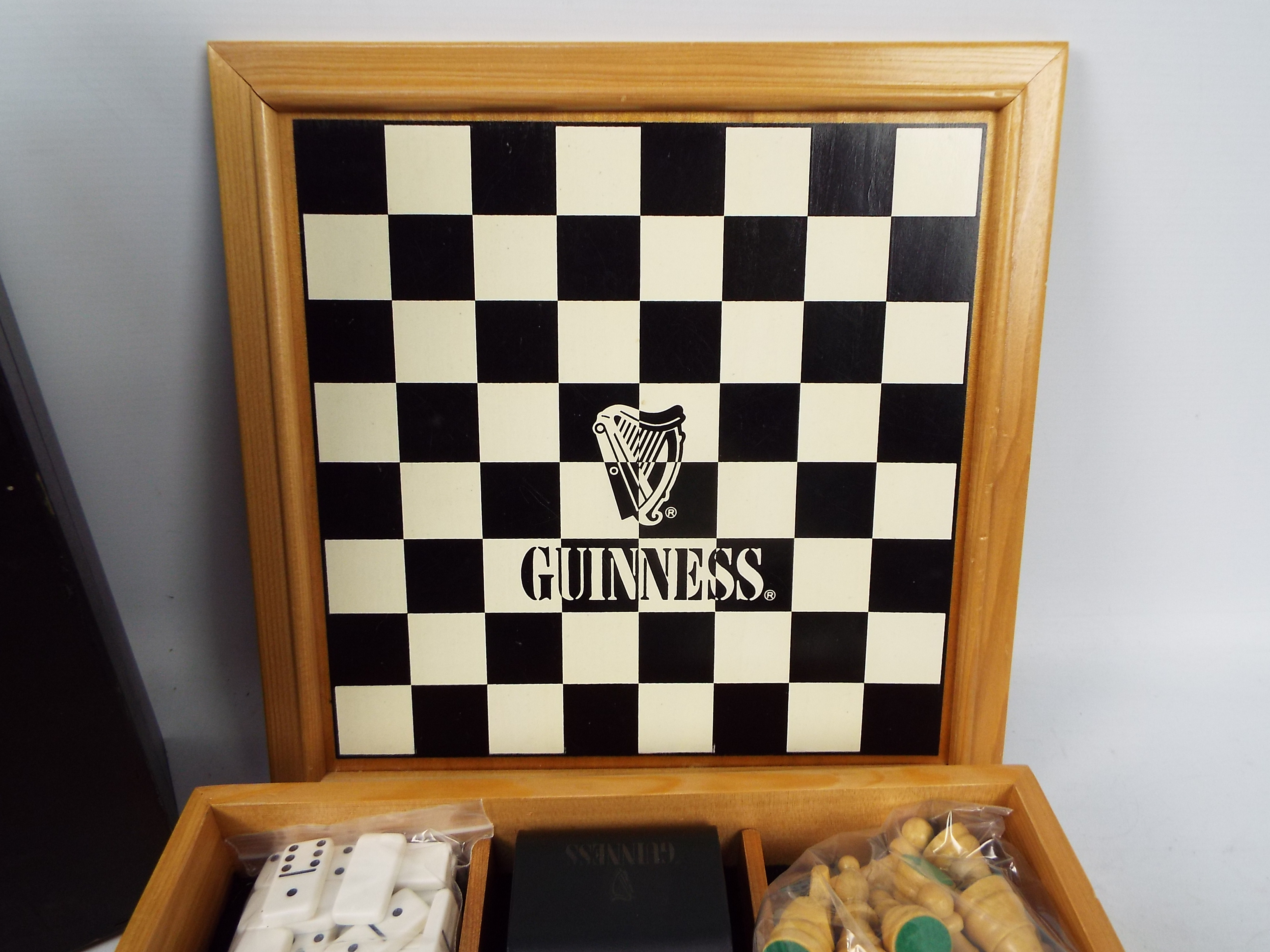 Guinness - A boxed Guinness Compendium O - Image 4 of 4