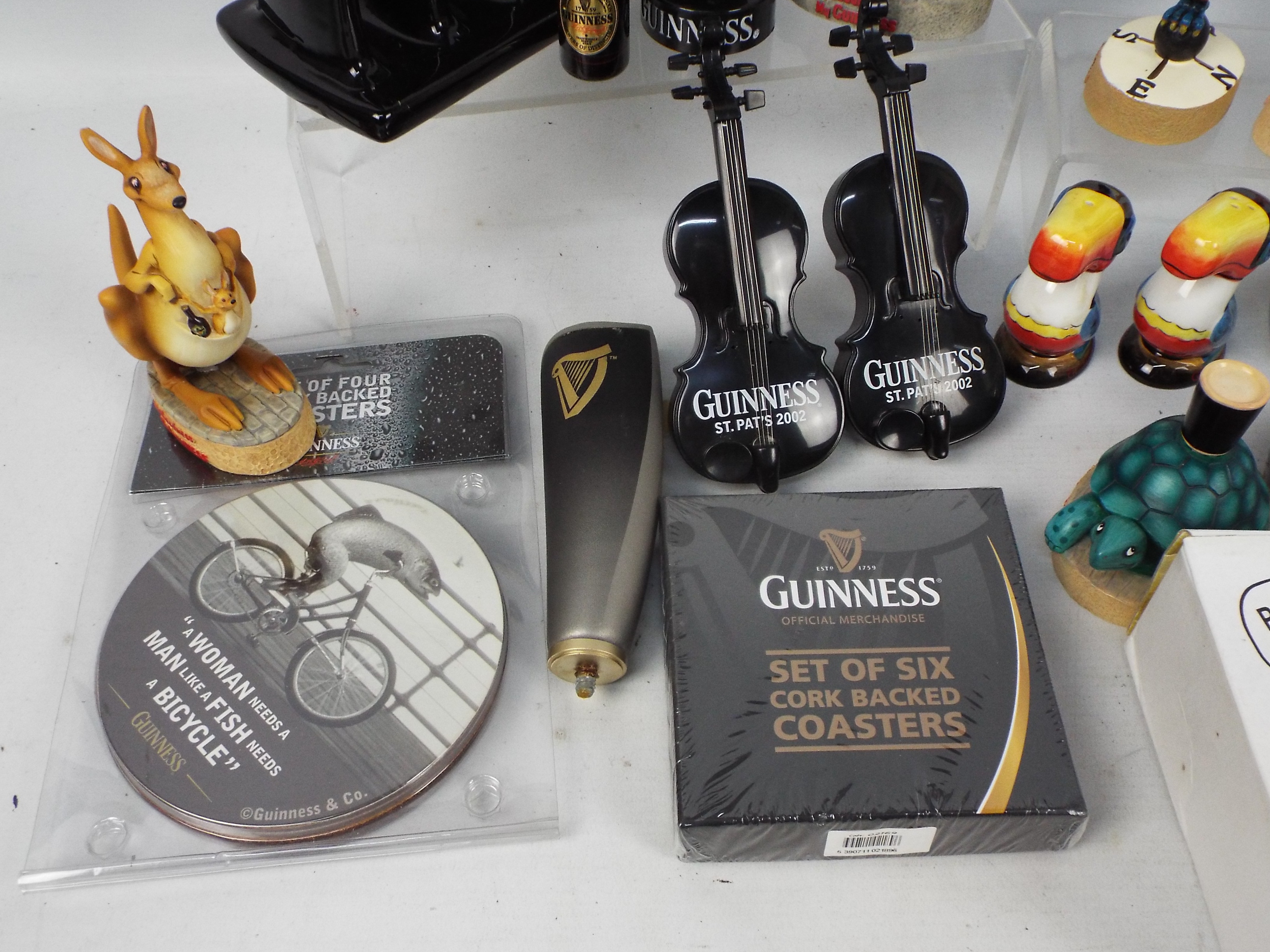 Guinness - A quantity of Guinness branded collectables to include cruet sets, egg cups, toast rack, - Image 3 of 5