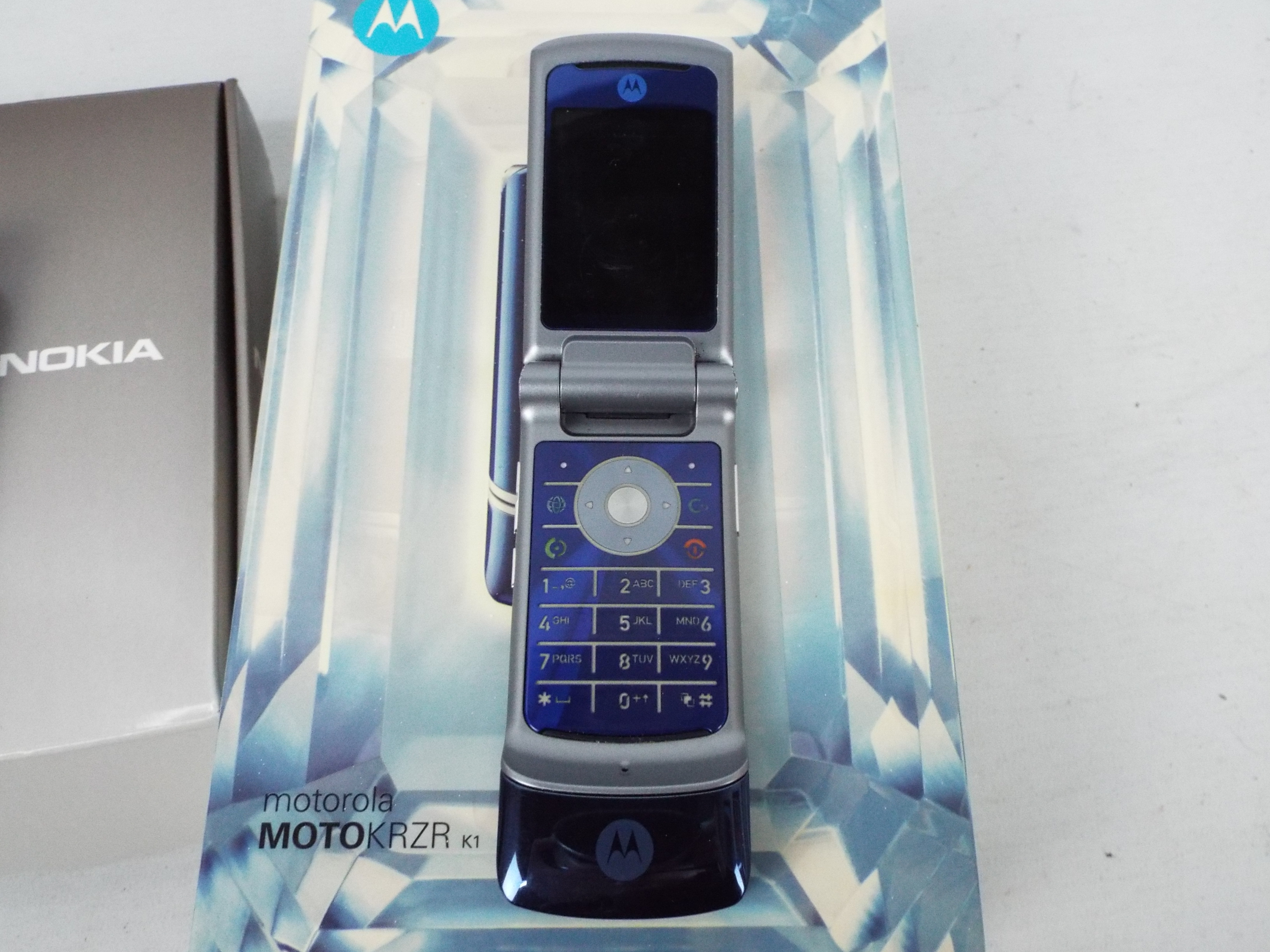 Nokia, Motorola - 2 x boxed phones - Lot - Image 4 of 4