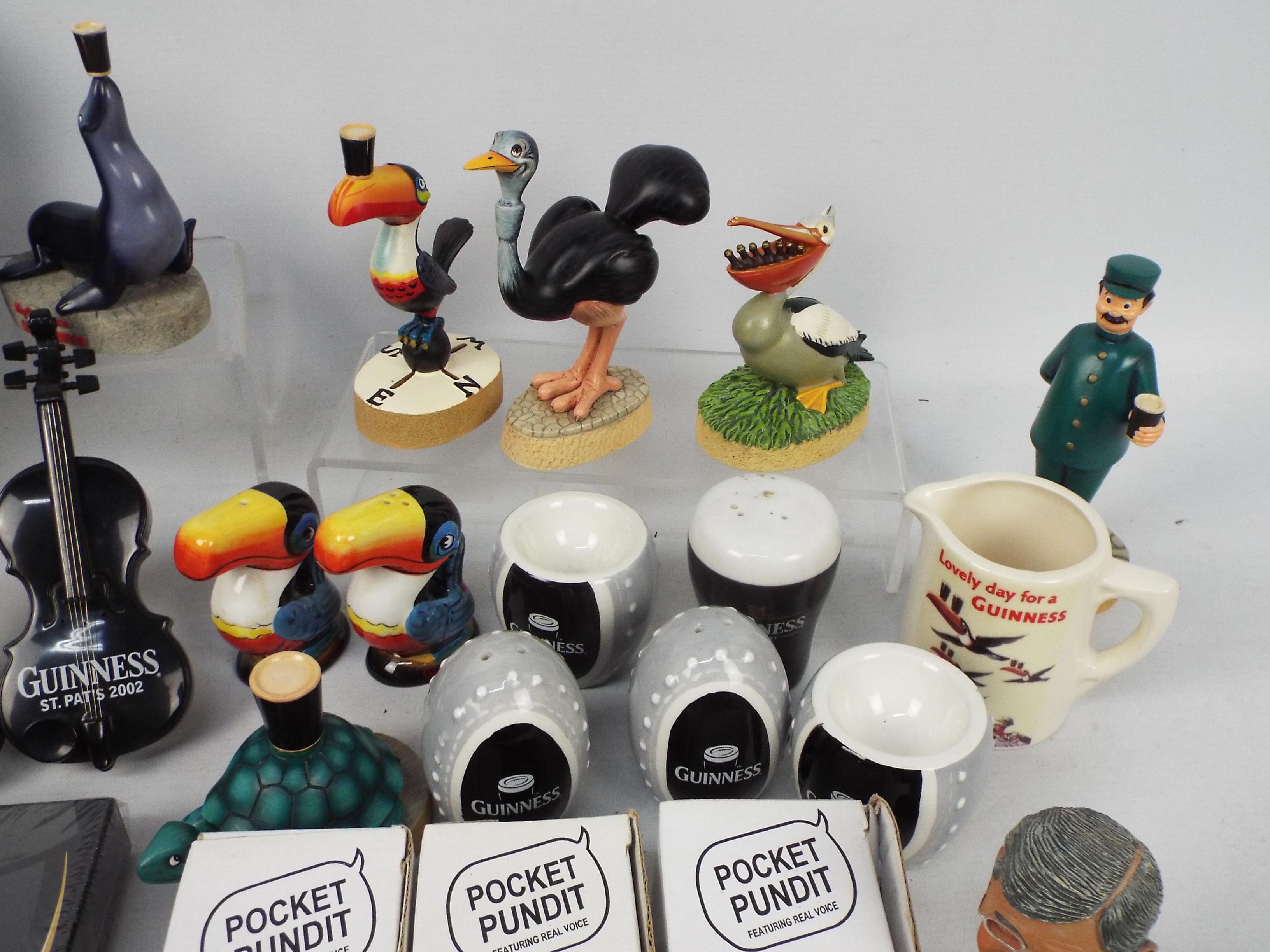 Guinness - A quantity of Guinness branded collectables to include cruet sets, egg cups, toast rack, - Image 4 of 5