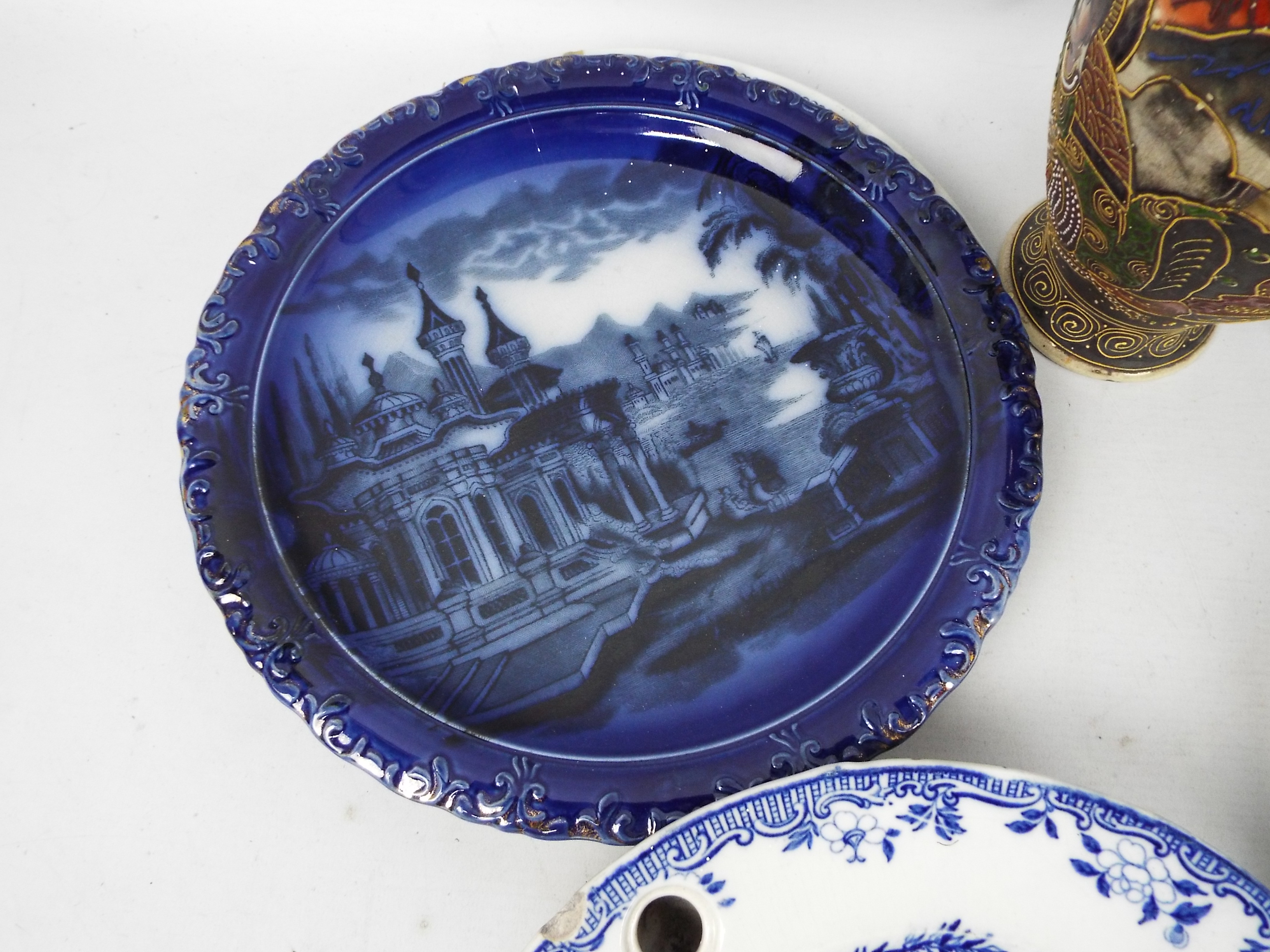 Mixed ceramics, predominantly blue and w - Image 4 of 8