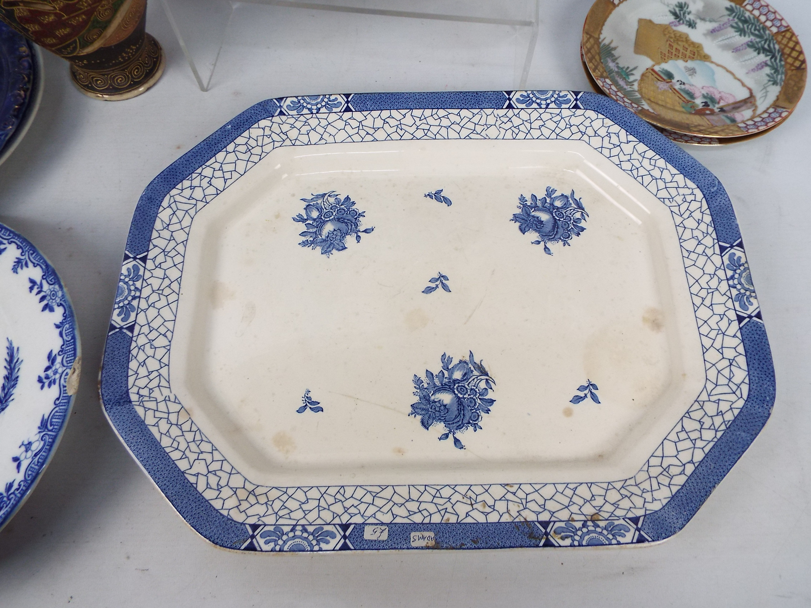Mixed ceramics, predominantly blue and w - Image 5 of 8