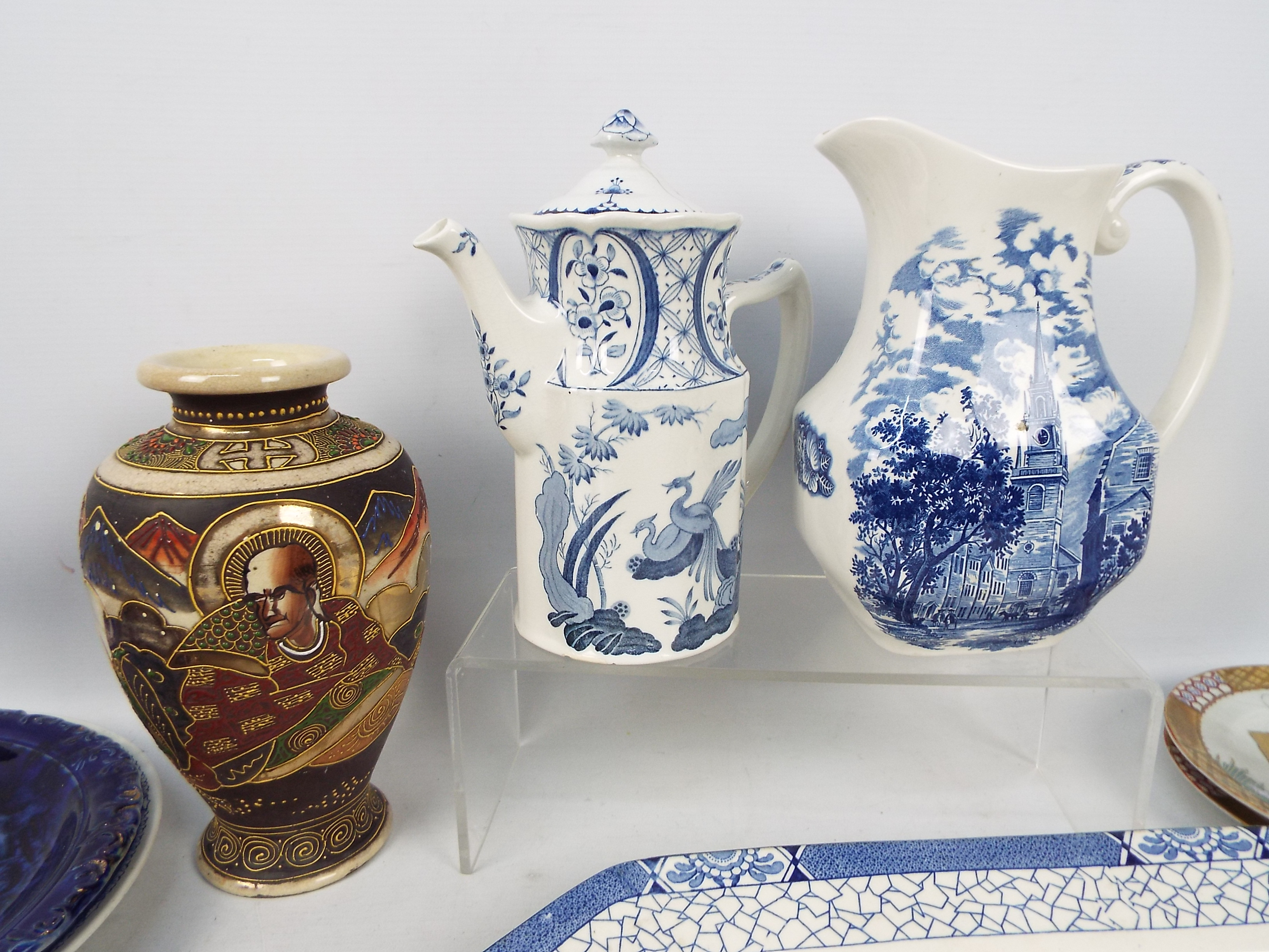 Mixed ceramics, predominantly blue and w - Image 2 of 8