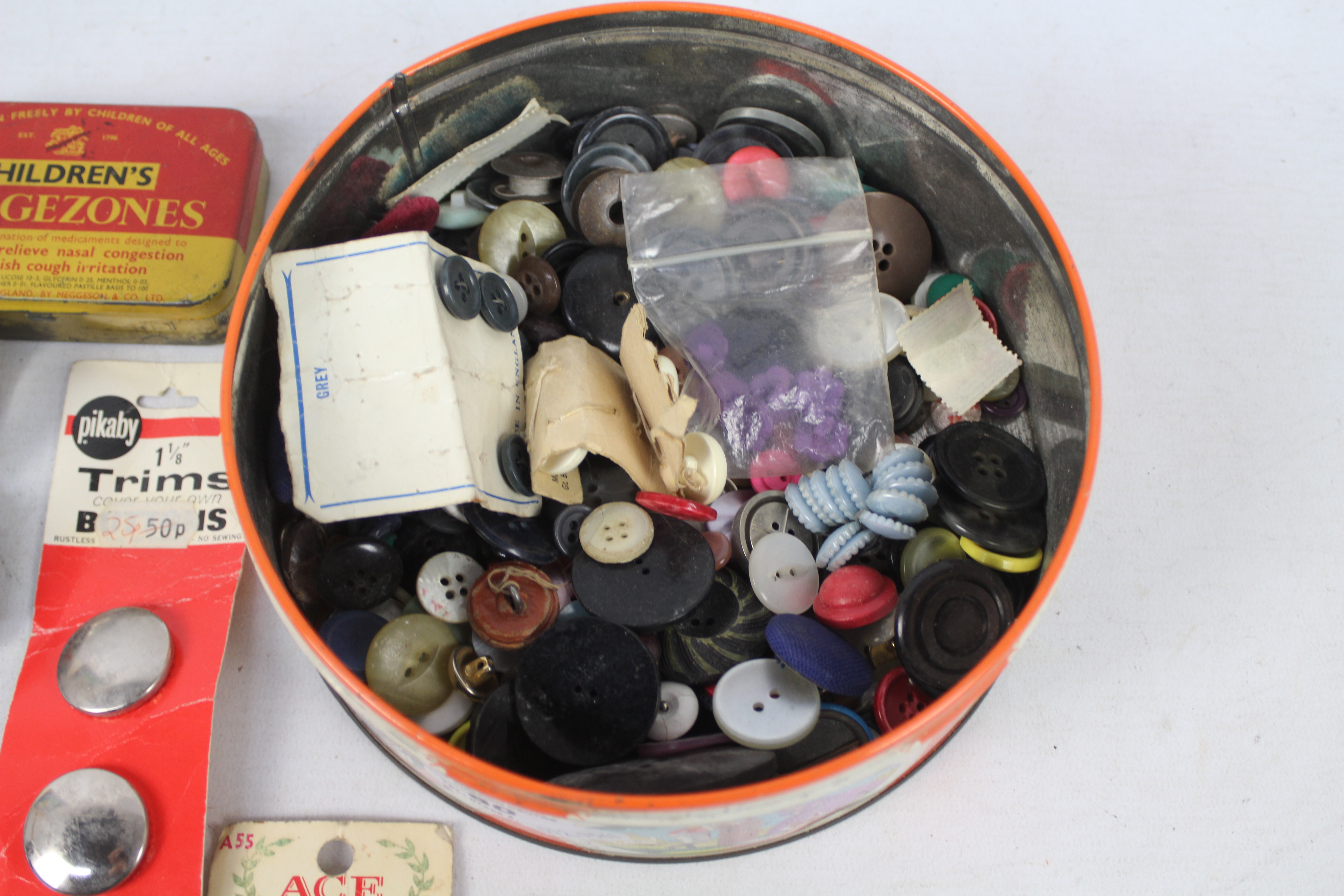 A mixed lot to include watches, buttons, badges and other. - Image 4 of 5