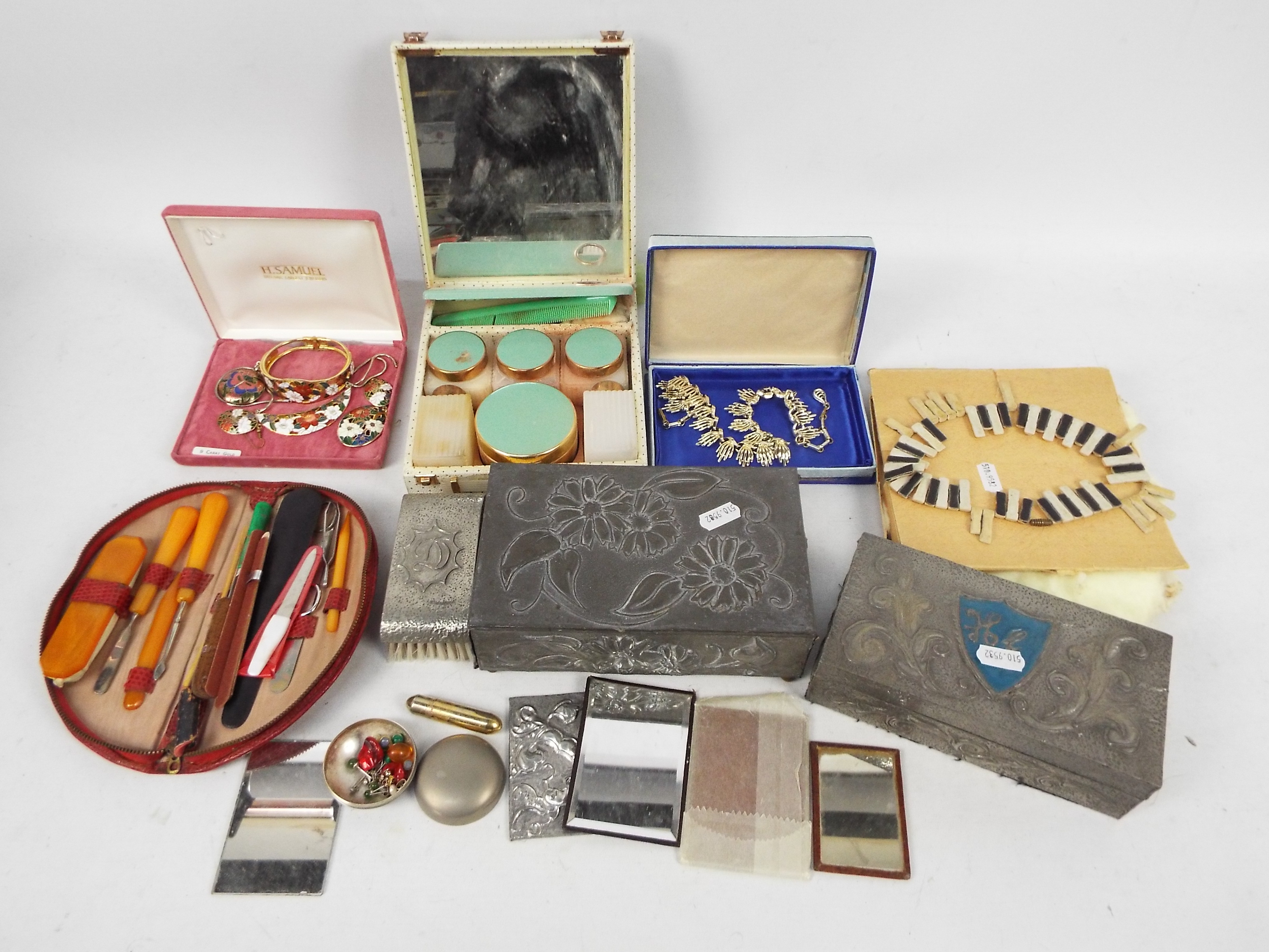 Lot to include jewellery / trinket boxes, costume jewellery, grooming / manicure sets and other.