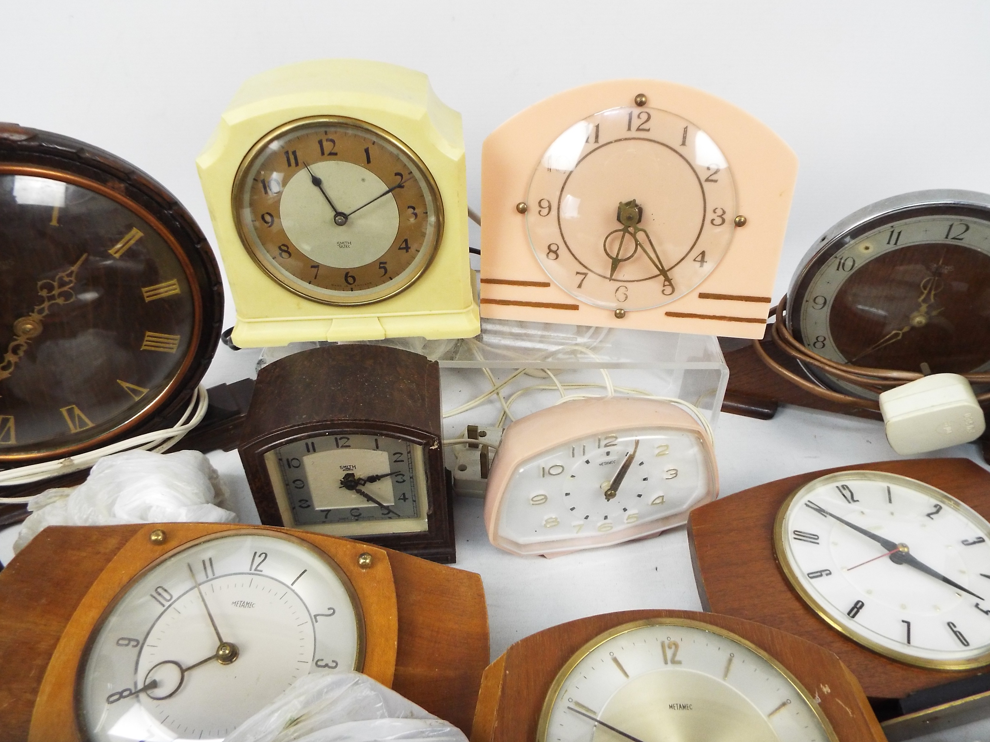 A collection of electric clocks to include Metamec, Smiths and similar. - Image 3 of 5