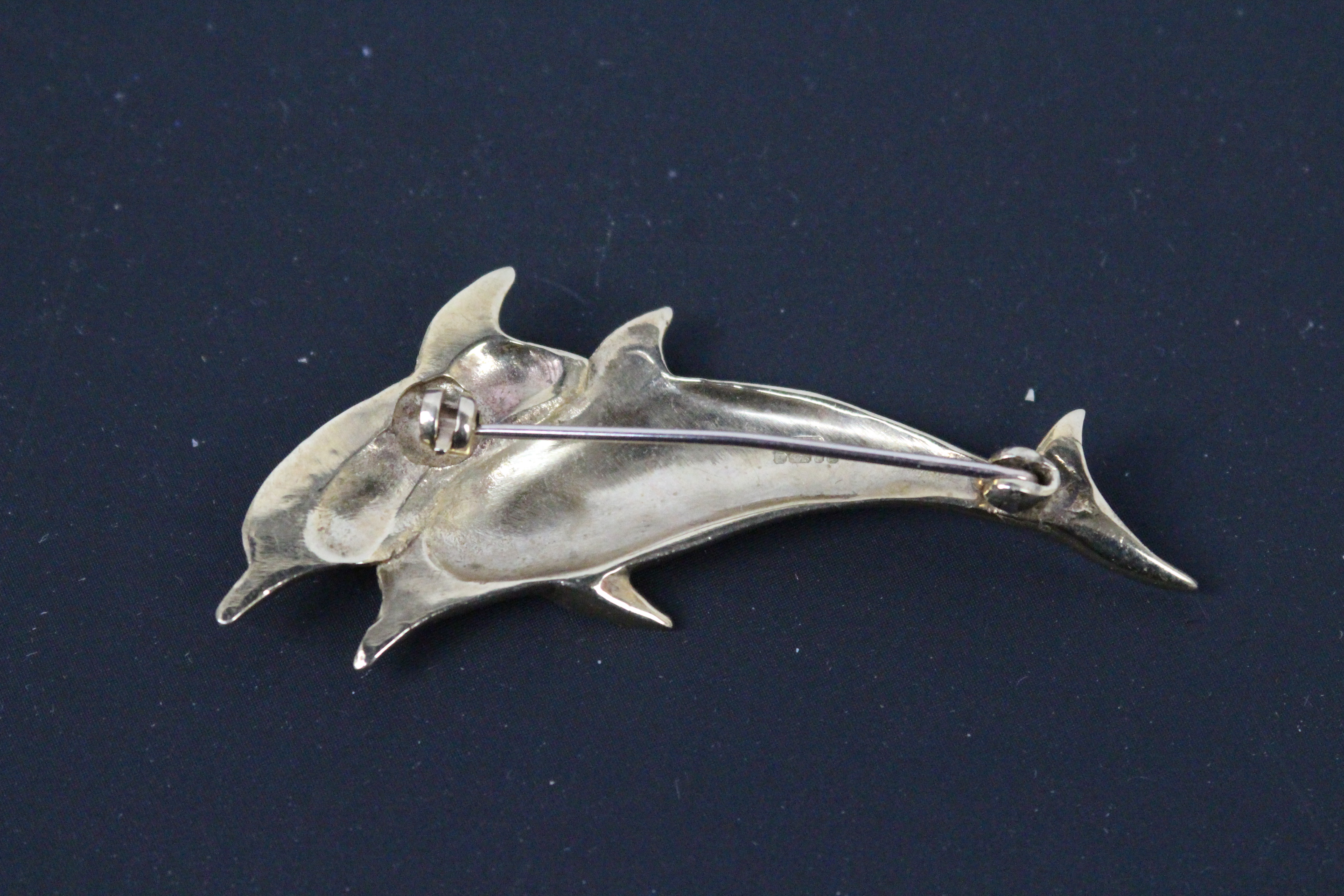 A 9ct yellow gold brooch in the form of two dolphins, 5.5 cm (l), approximately 8.4 grams. - Image 2 of 2