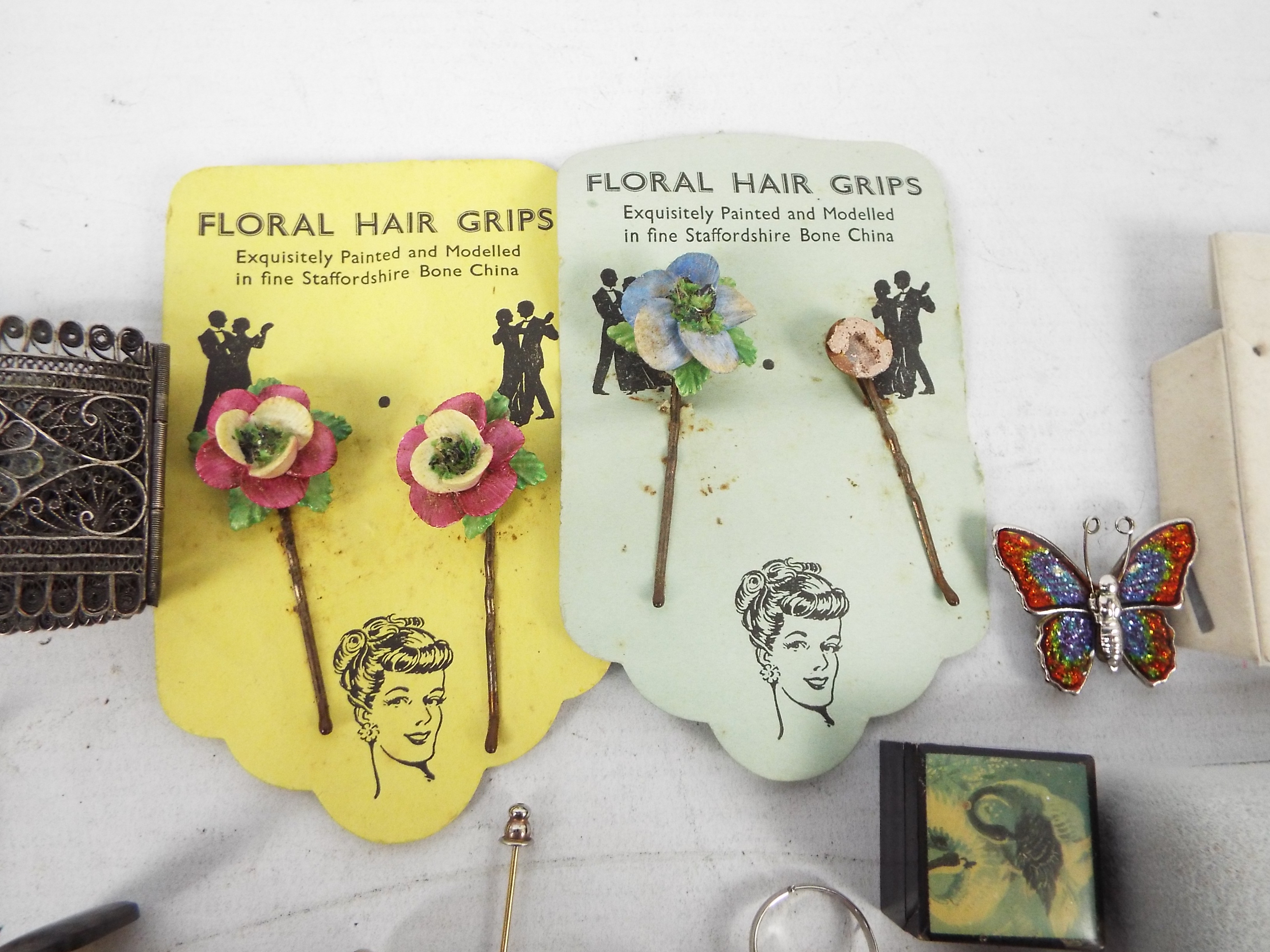 A mixed lot to include earrings, bracelets, - Image 5 of 12