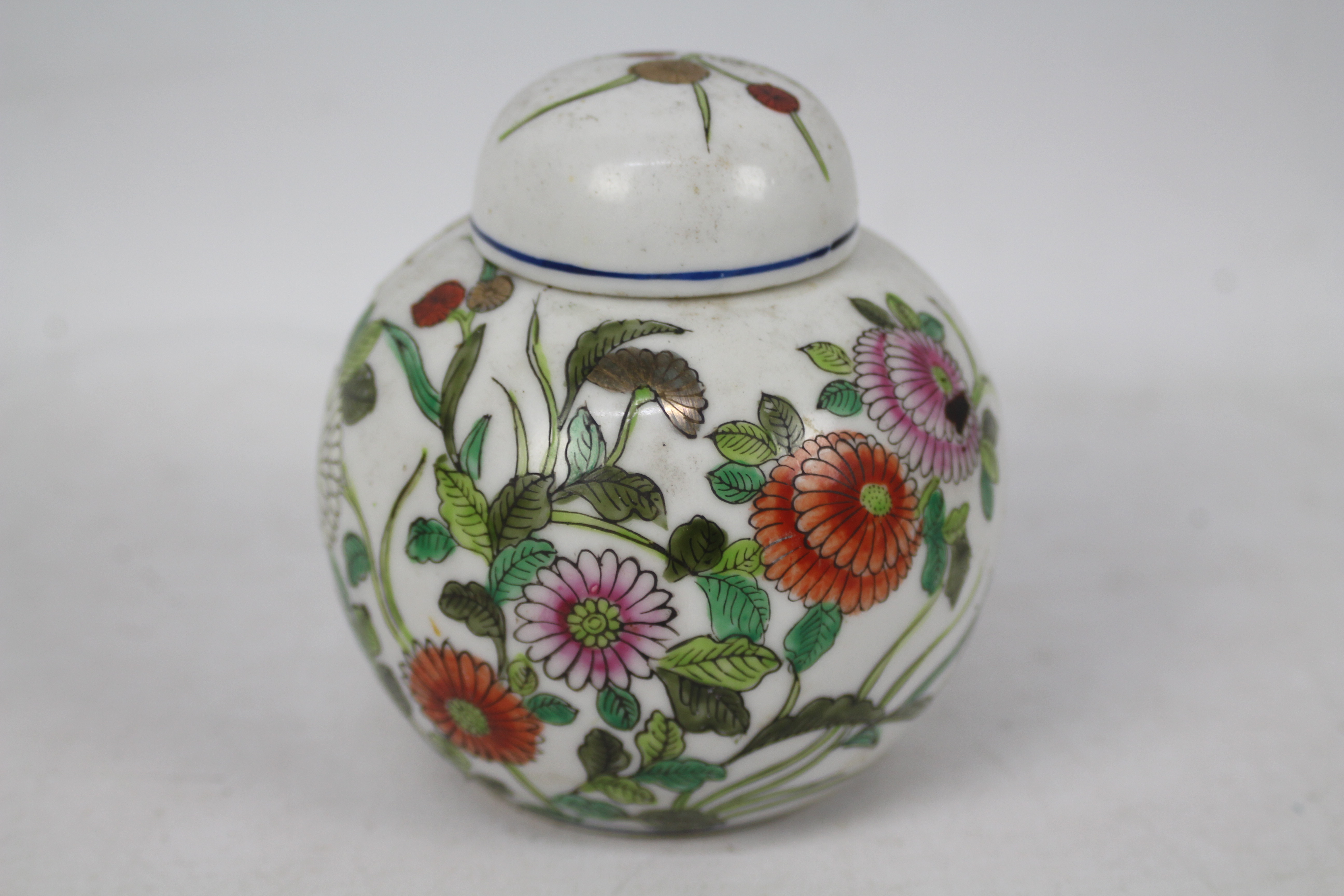 A collection of Oriental ceramics to include ginger jar, vase and other. - Image 15 of 18