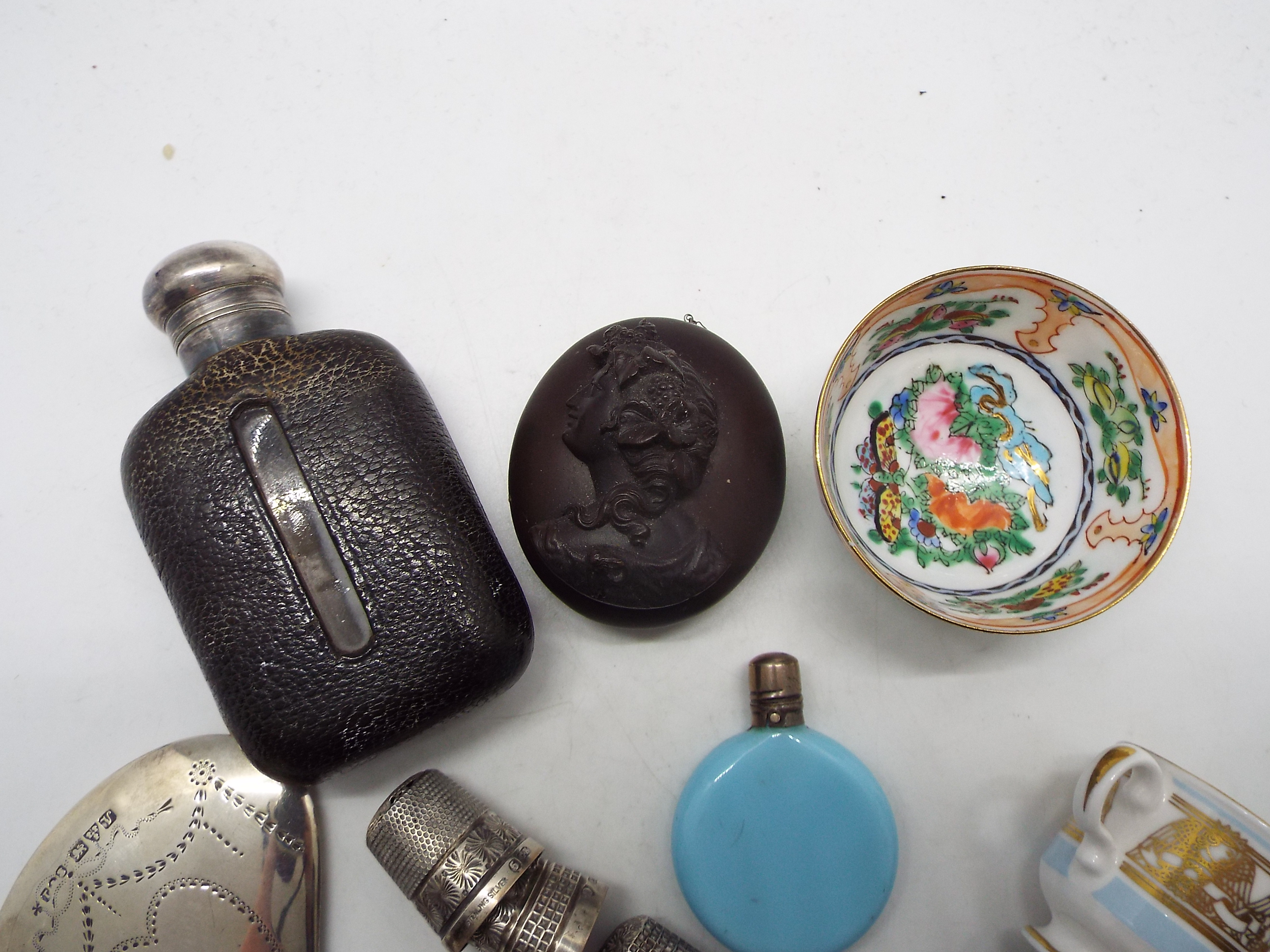 A small lot of mixed collectables to include silver thimbles, - Image 3 of 6