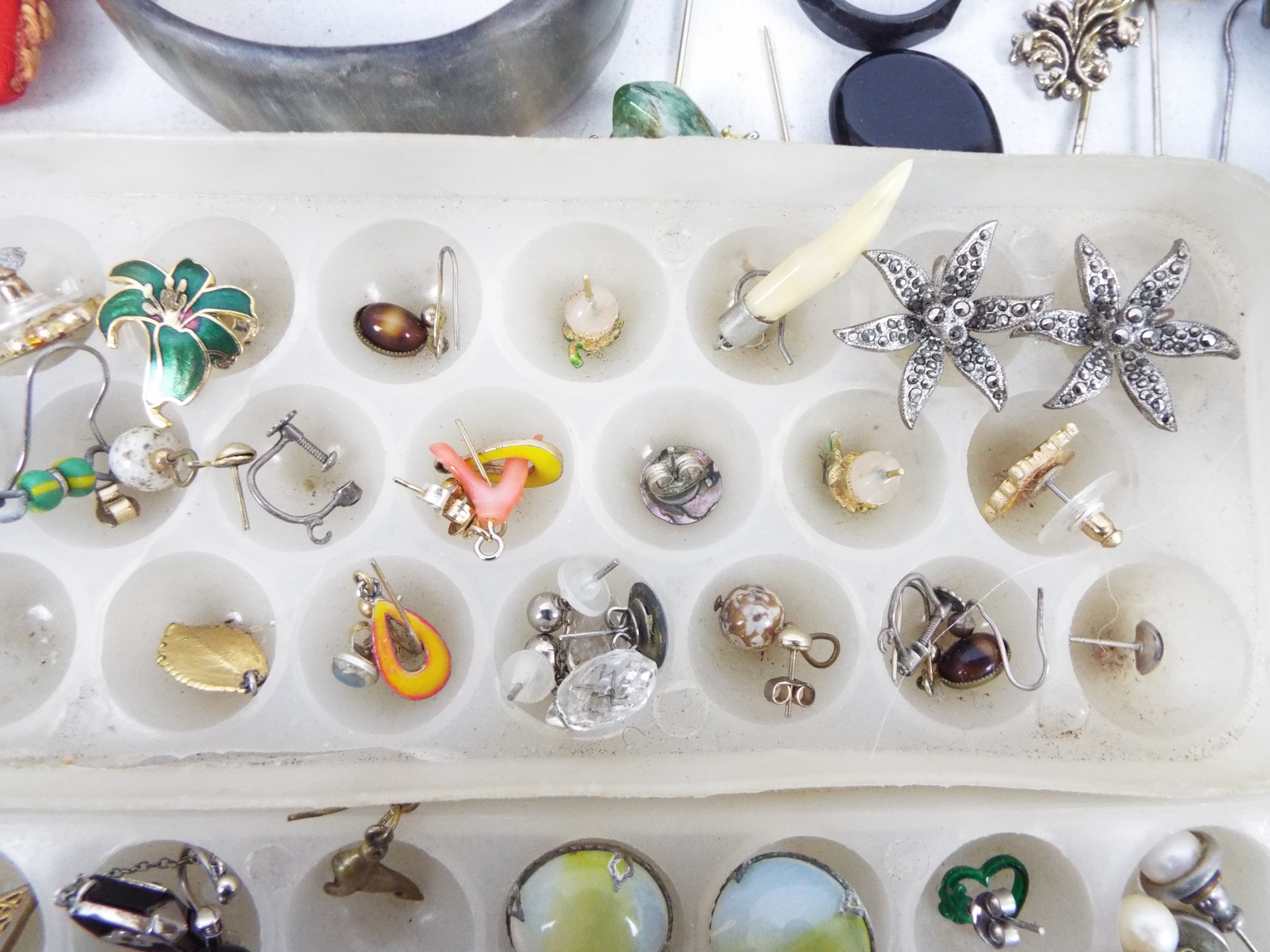 A mixed lot to include earrings, bracelets, - Image 12 of 12