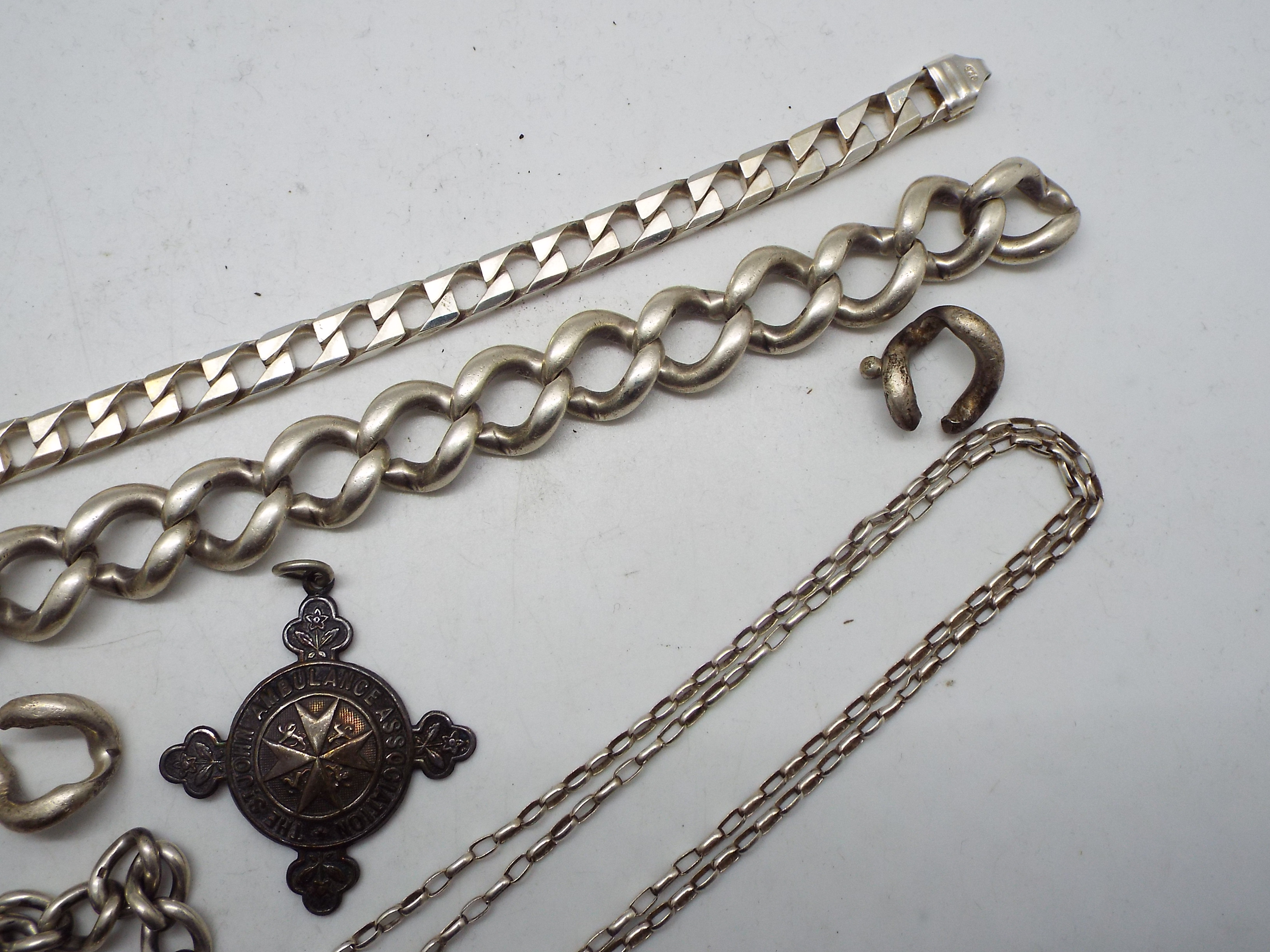 A collection of silver and white metal jewellery to include bracelets (A/F), locket pendant, - Image 4 of 5