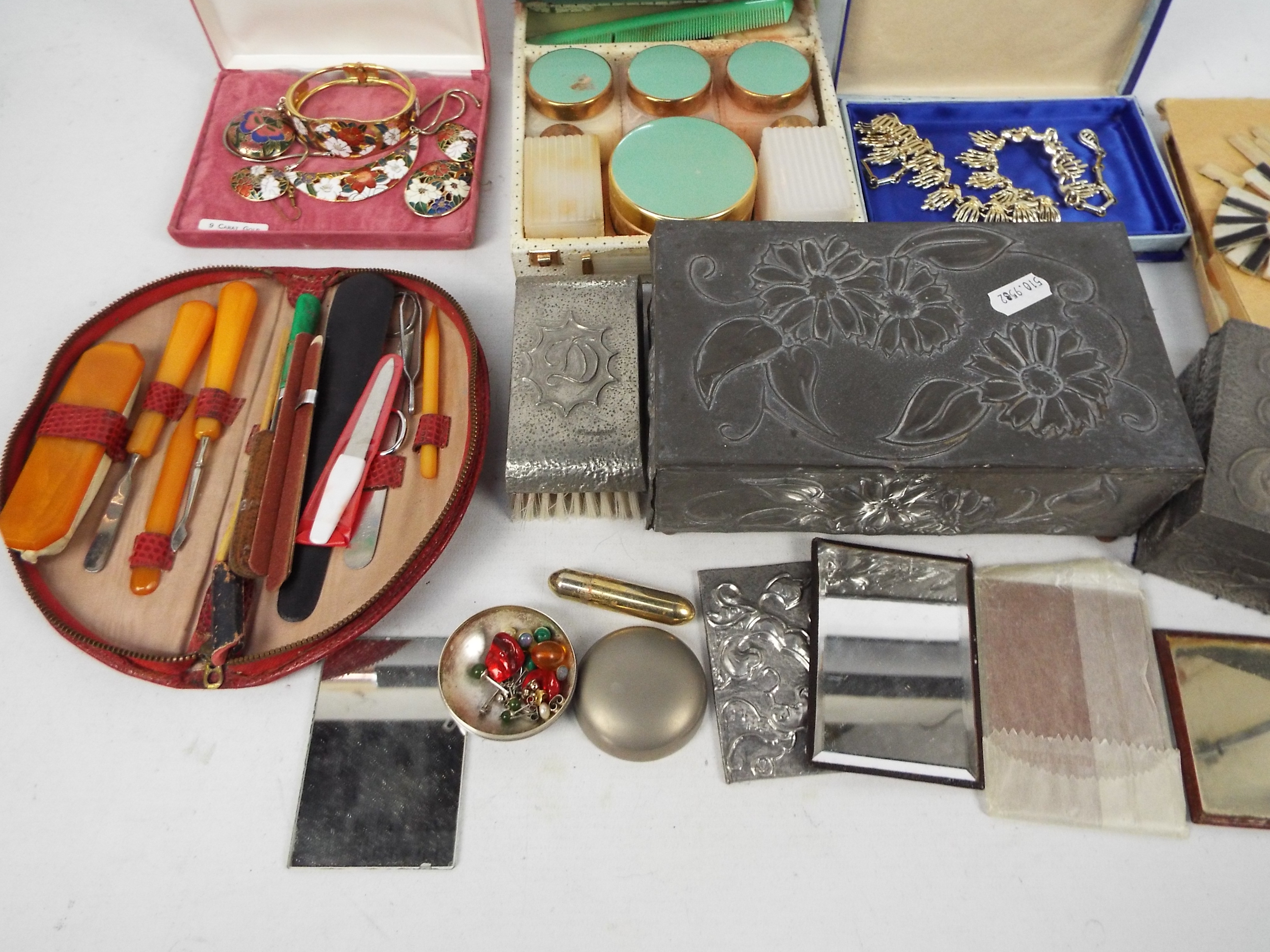 Lot to include jewellery / trinket boxes, costume jewellery, grooming / manicure sets and other. - Image 2 of 5