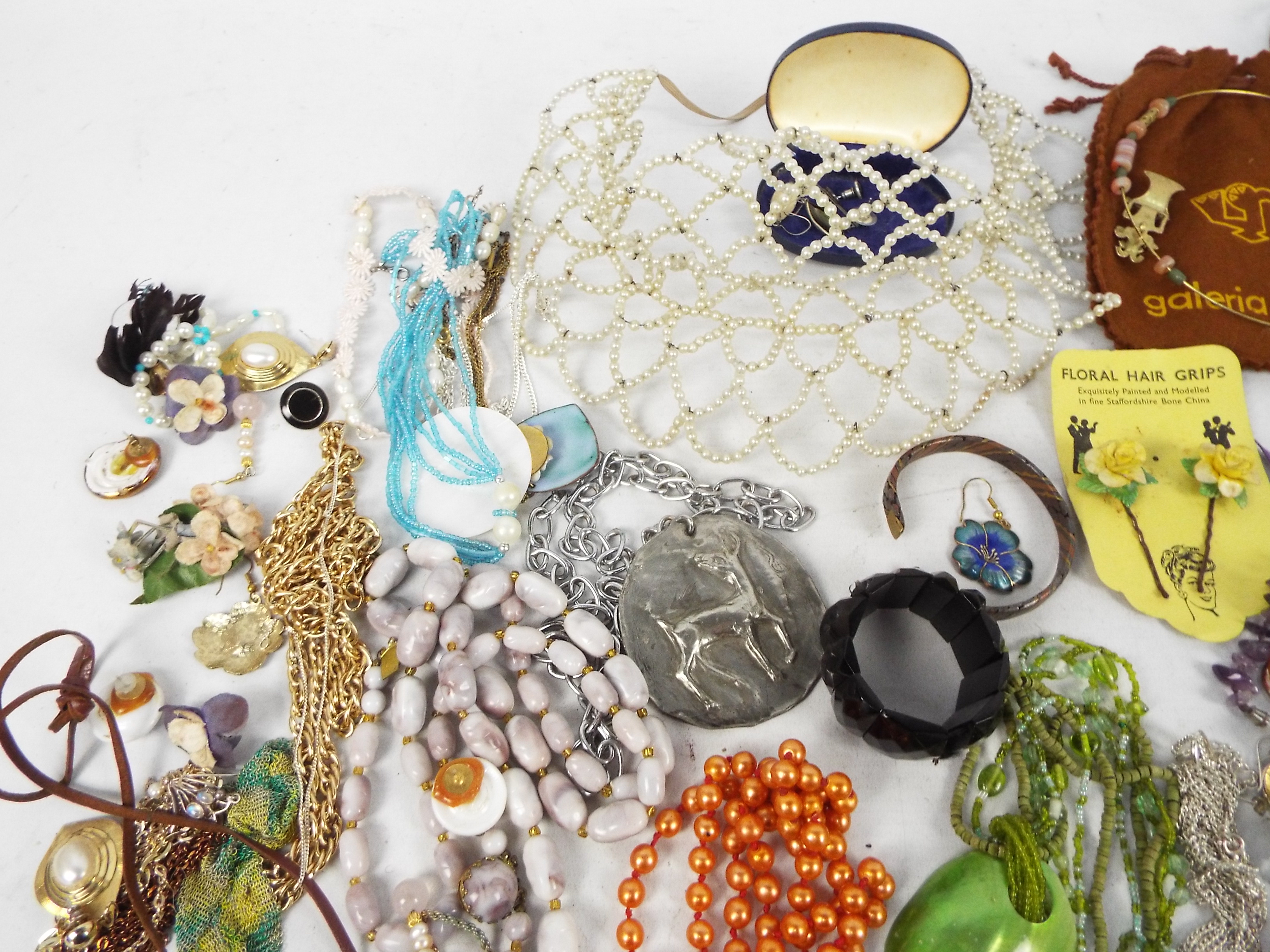 A collection of costume jewellery to include necklaces, bracelets, earrings, brooches and similar. - Image 5 of 5