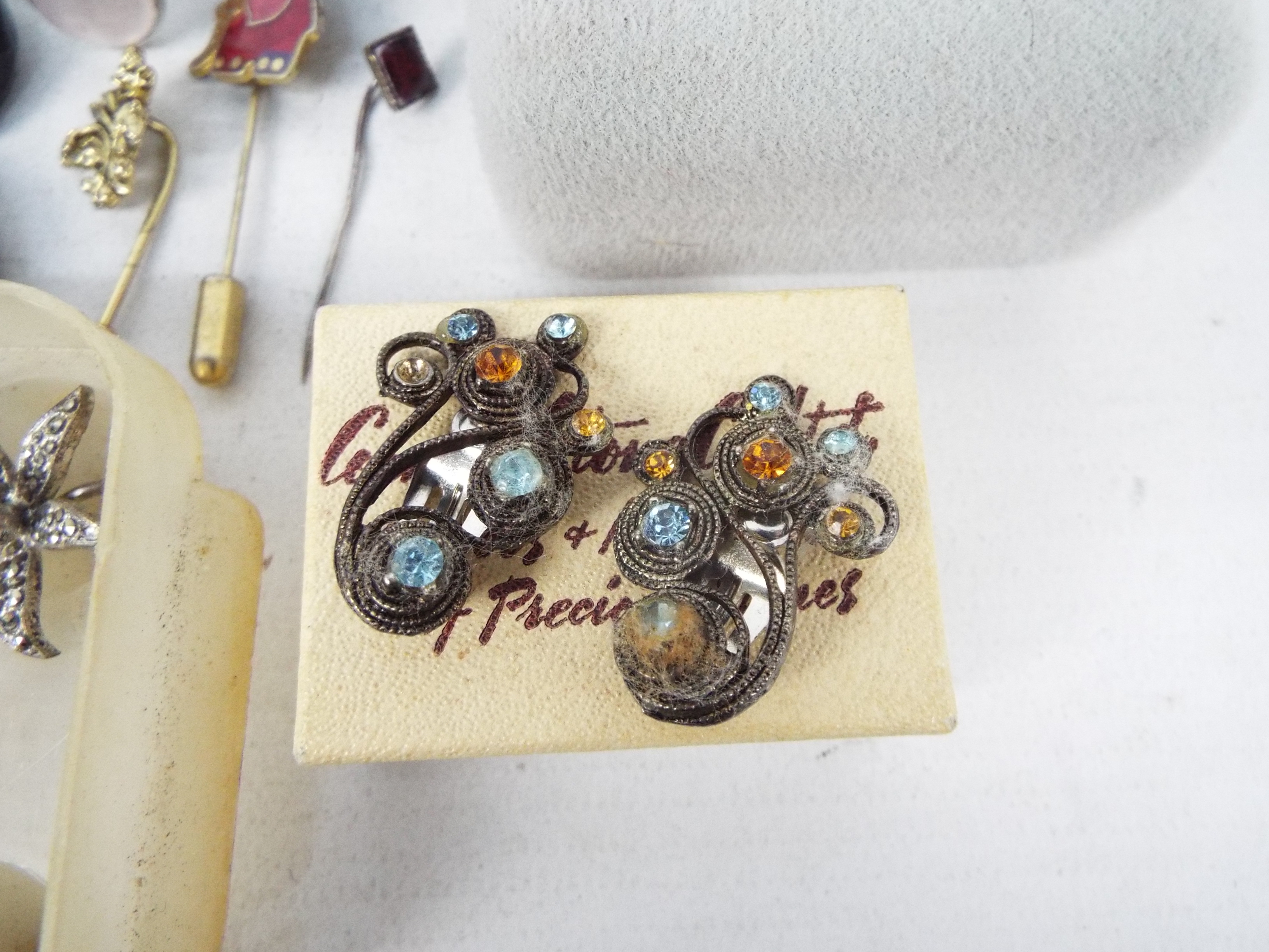 A mixed lot to include earrings, bracelets, - Image 8 of 12