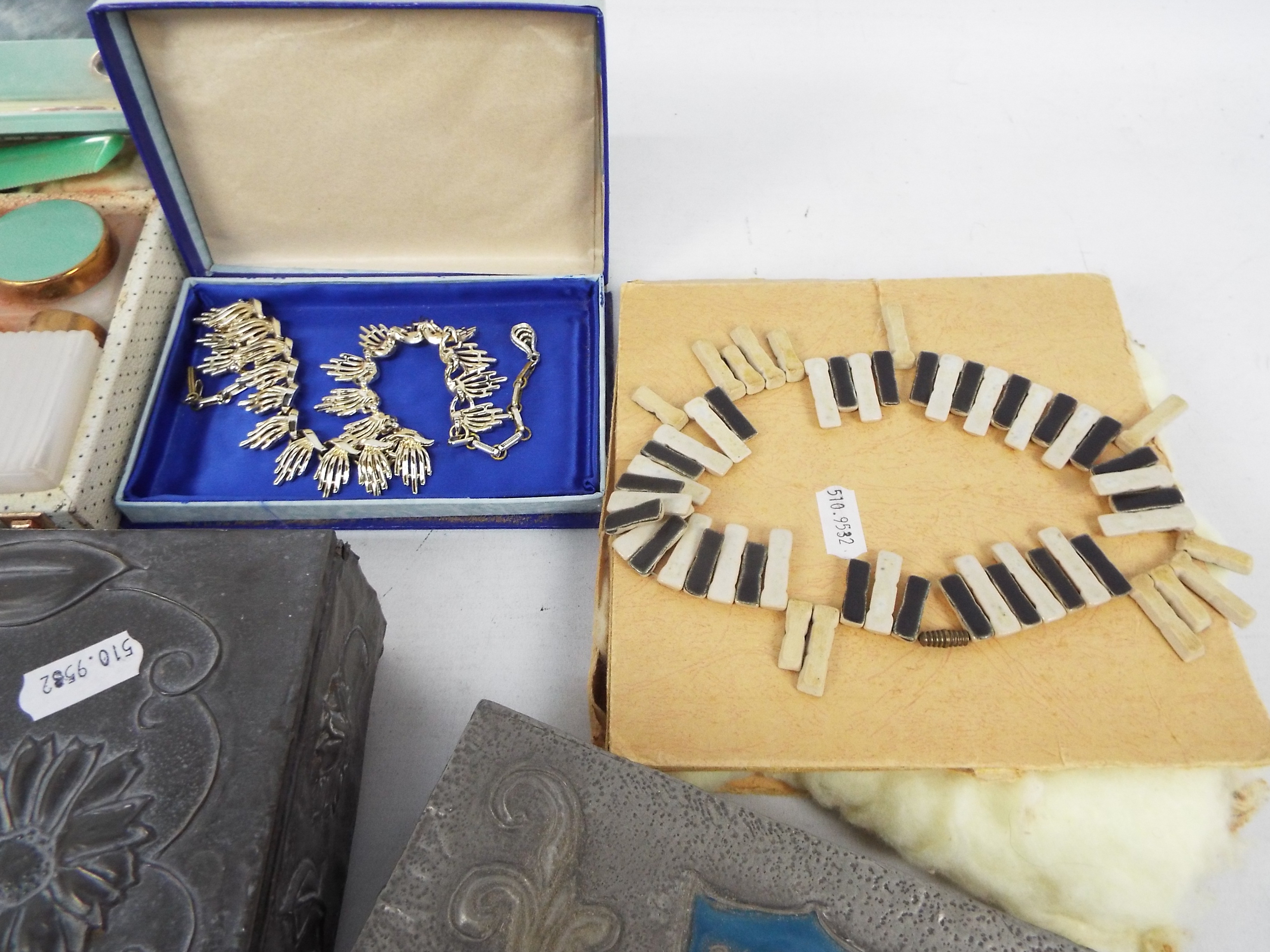 Lot to include jewellery / trinket boxes, costume jewellery, grooming / manicure sets and other. - Image 5 of 5