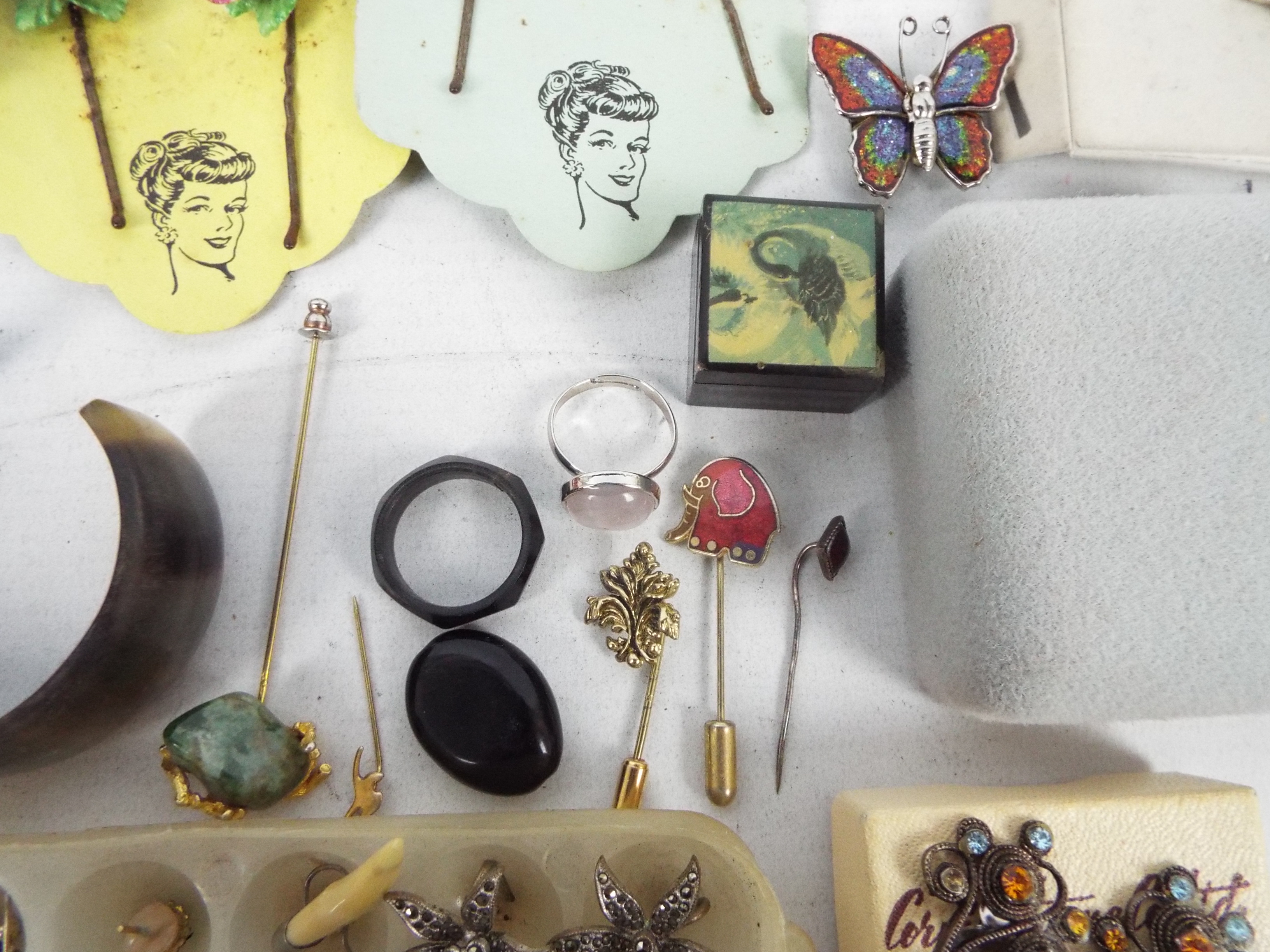 A mixed lot to include earrings, bracelets, - Image 6 of 12