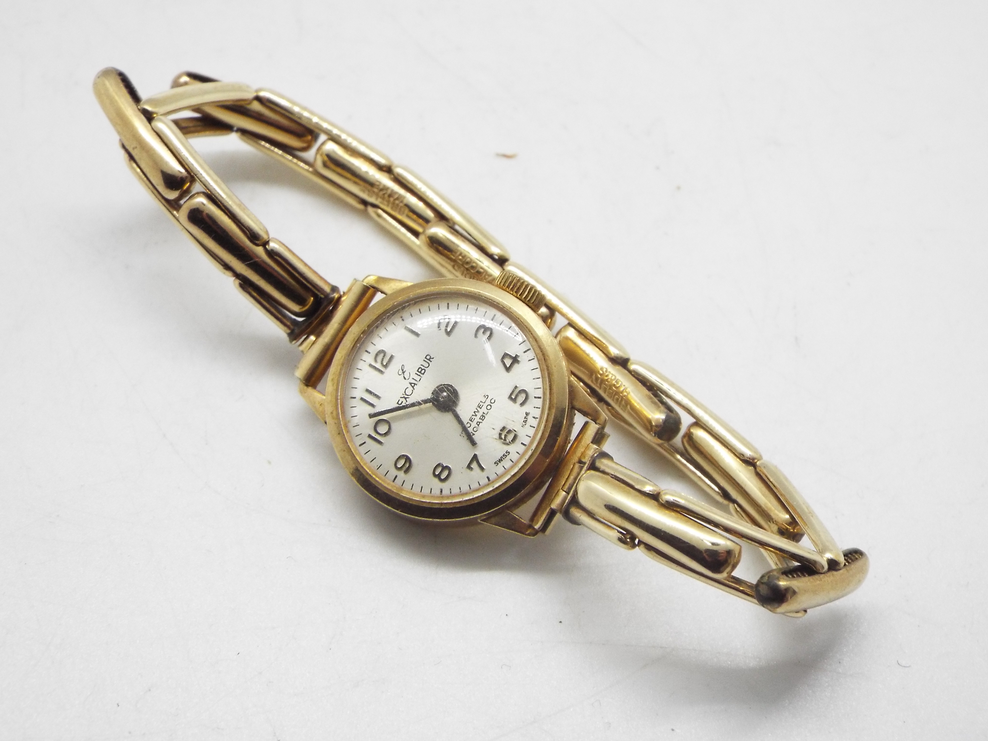 A lady's 9ct gold cased wrist watch on expanding bracelet marked 9ct Gold Metal Core,