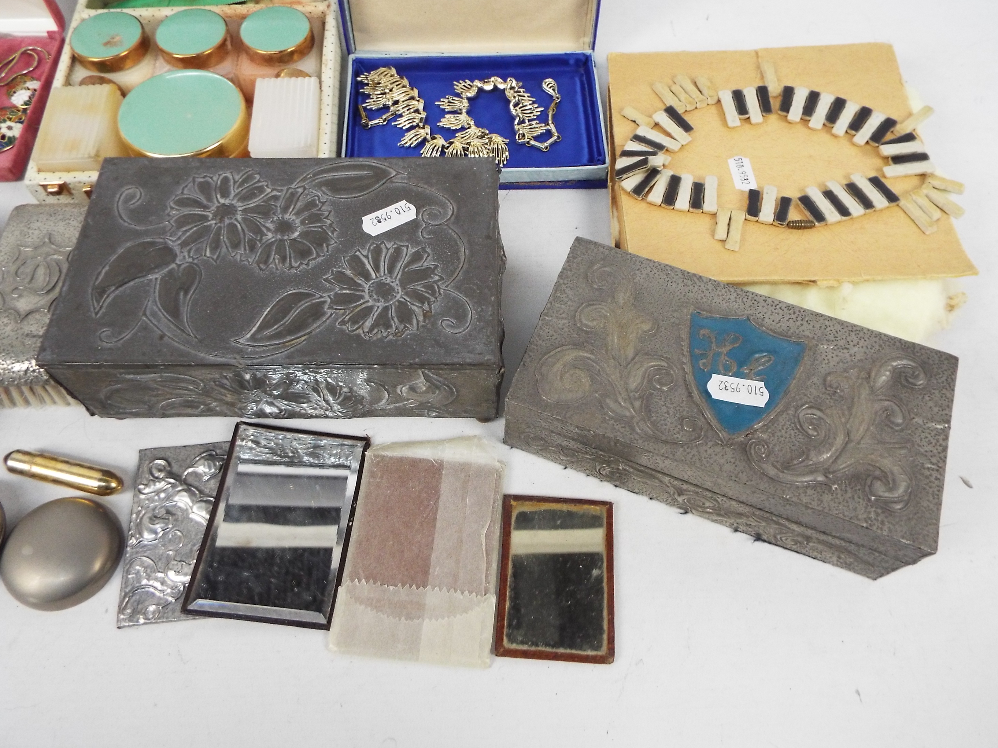 Lot to include jewellery / trinket boxes, costume jewellery, grooming / manicure sets and other. - Image 4 of 5