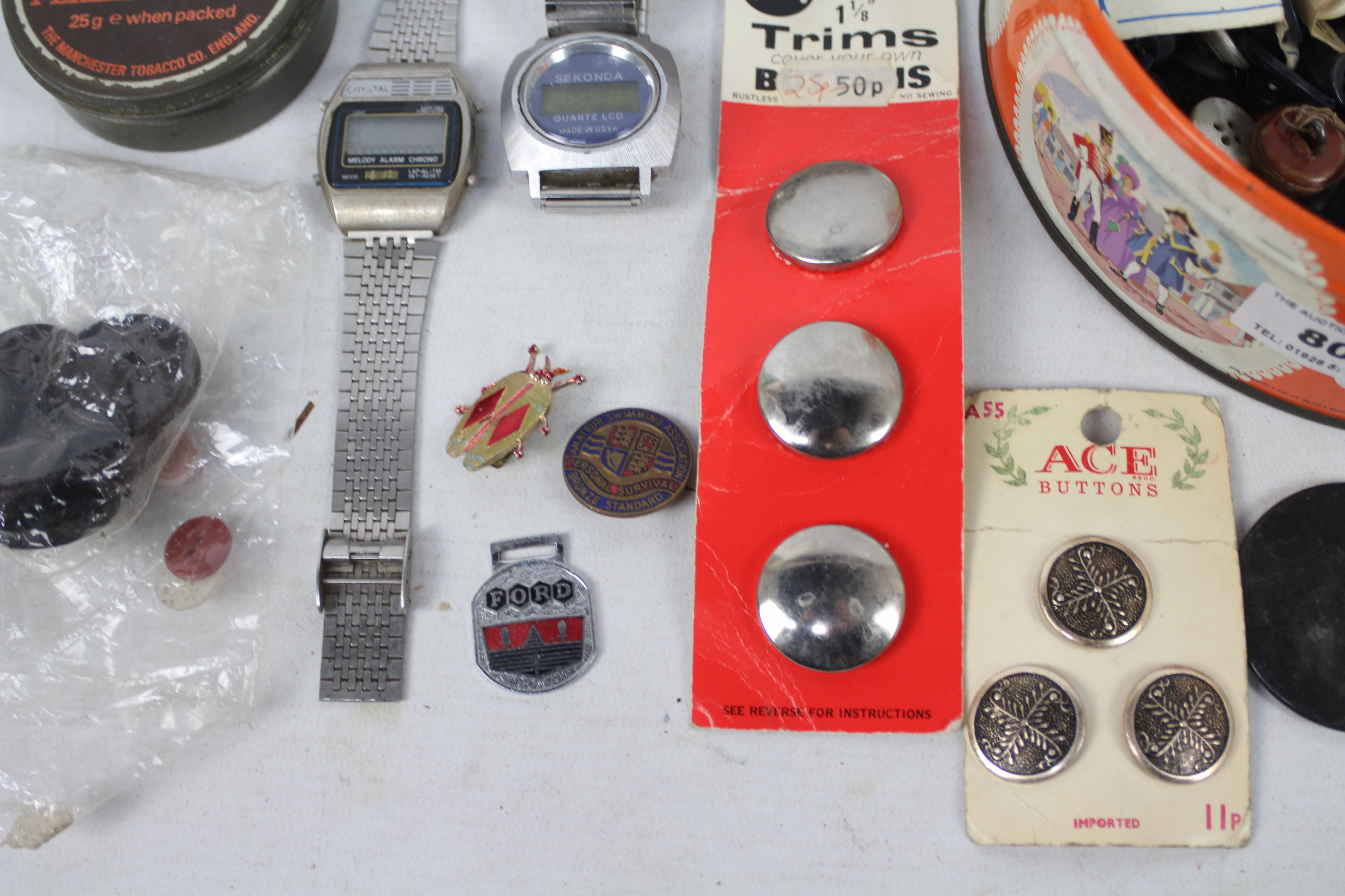 A mixed lot to include watches, buttons, badges and other. - Image 5 of 5