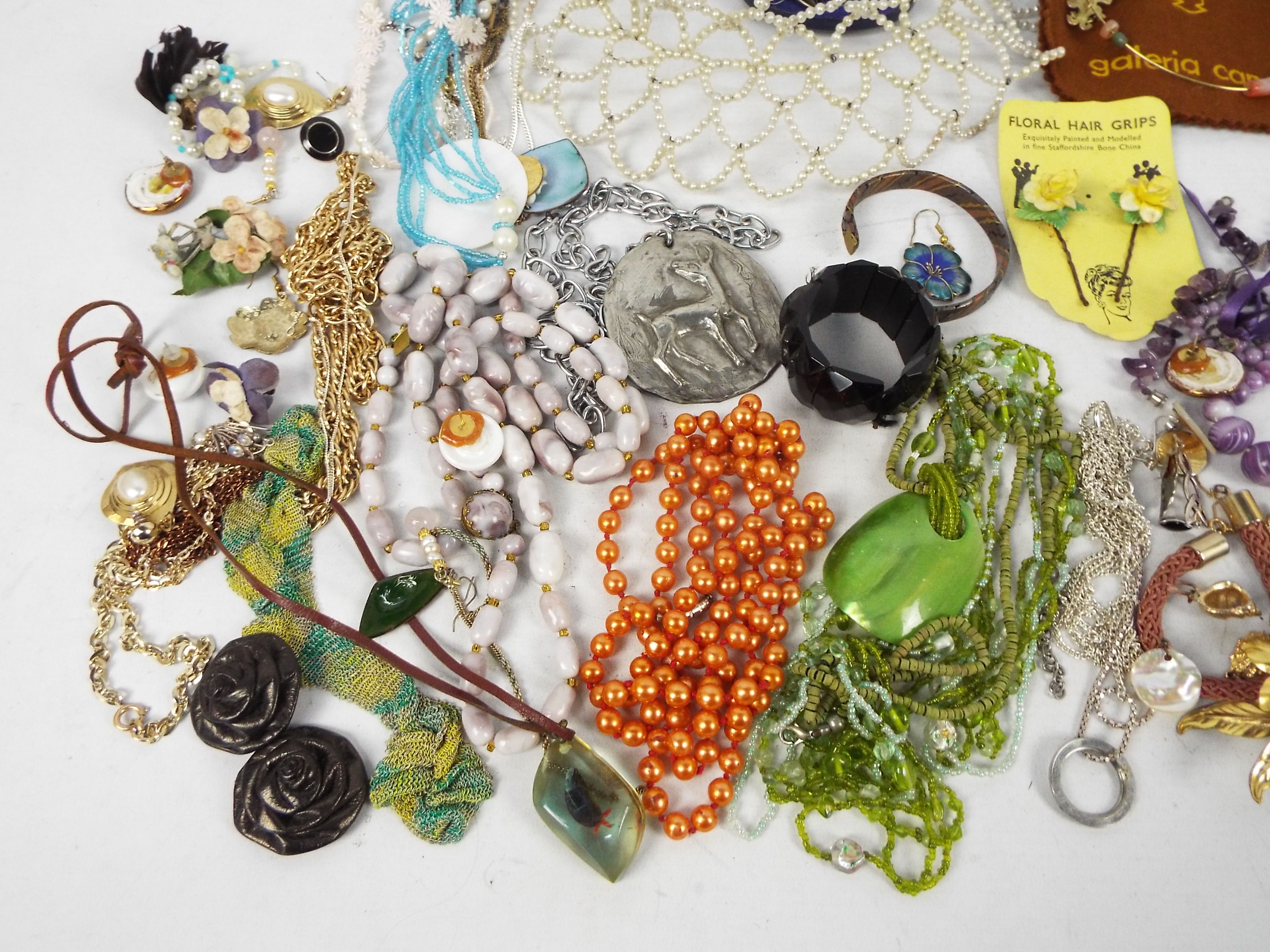 A collection of costume jewellery to include necklaces, bracelets, earrings, brooches and similar. - Image 2 of 5