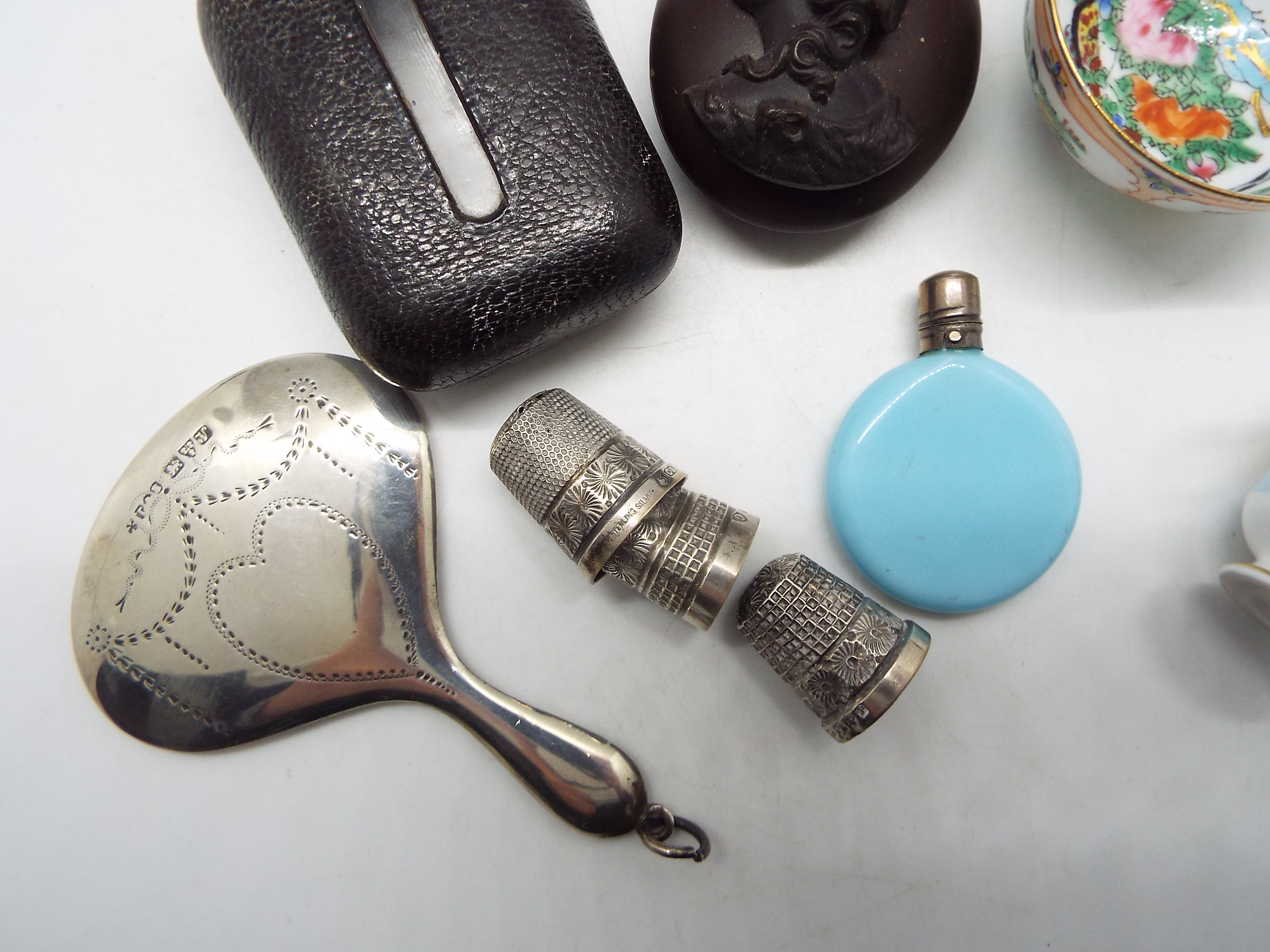 A small lot of mixed collectables to include silver thimbles, - Image 2 of 6