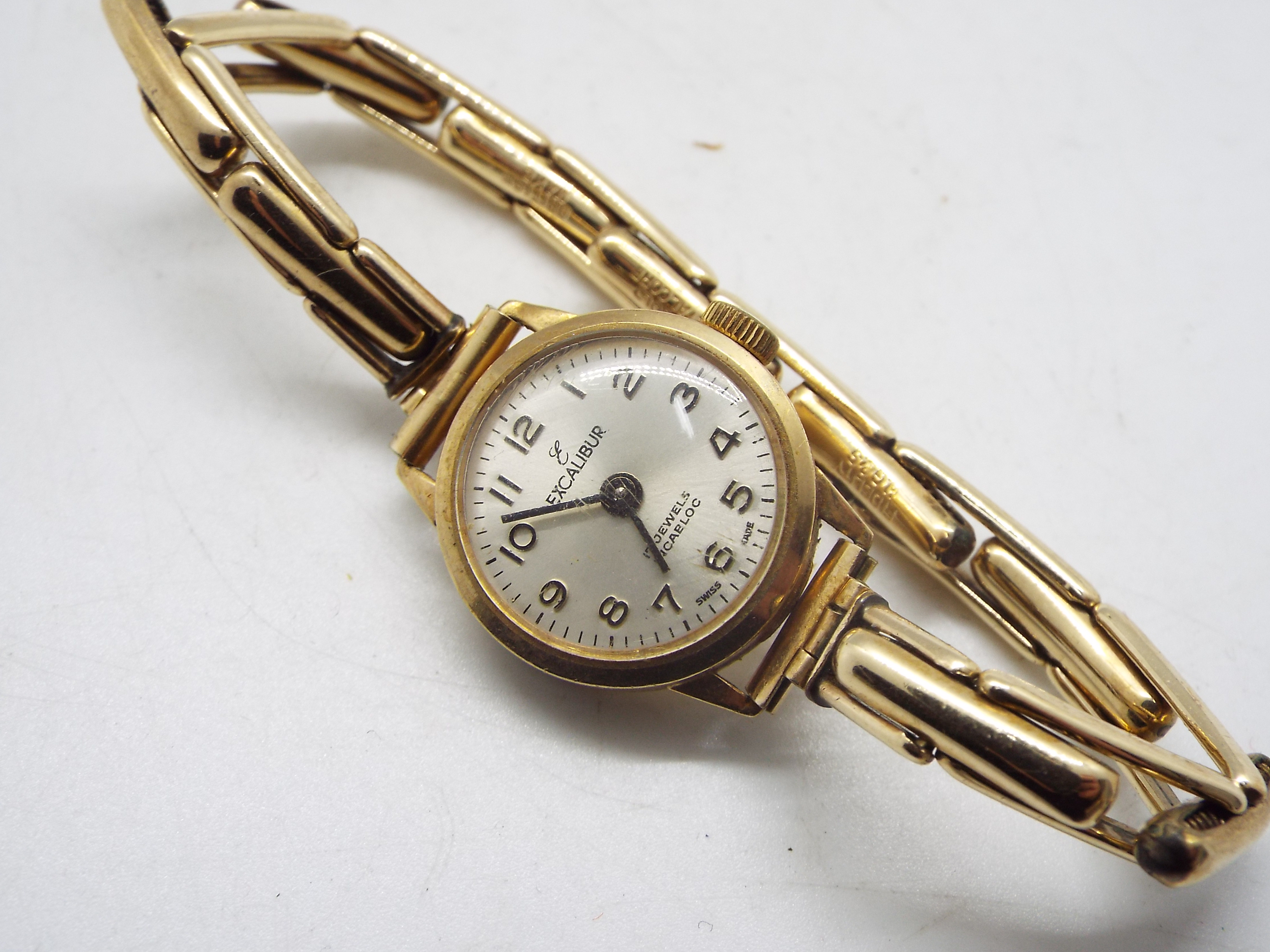 A lady's 9ct gold cased wrist watch on expanding bracelet marked 9ct Gold Metal Core, - Image 3 of 4