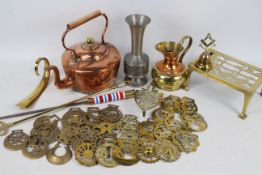 Metalware to include copper kettle, jug, various horse brasses and similar.