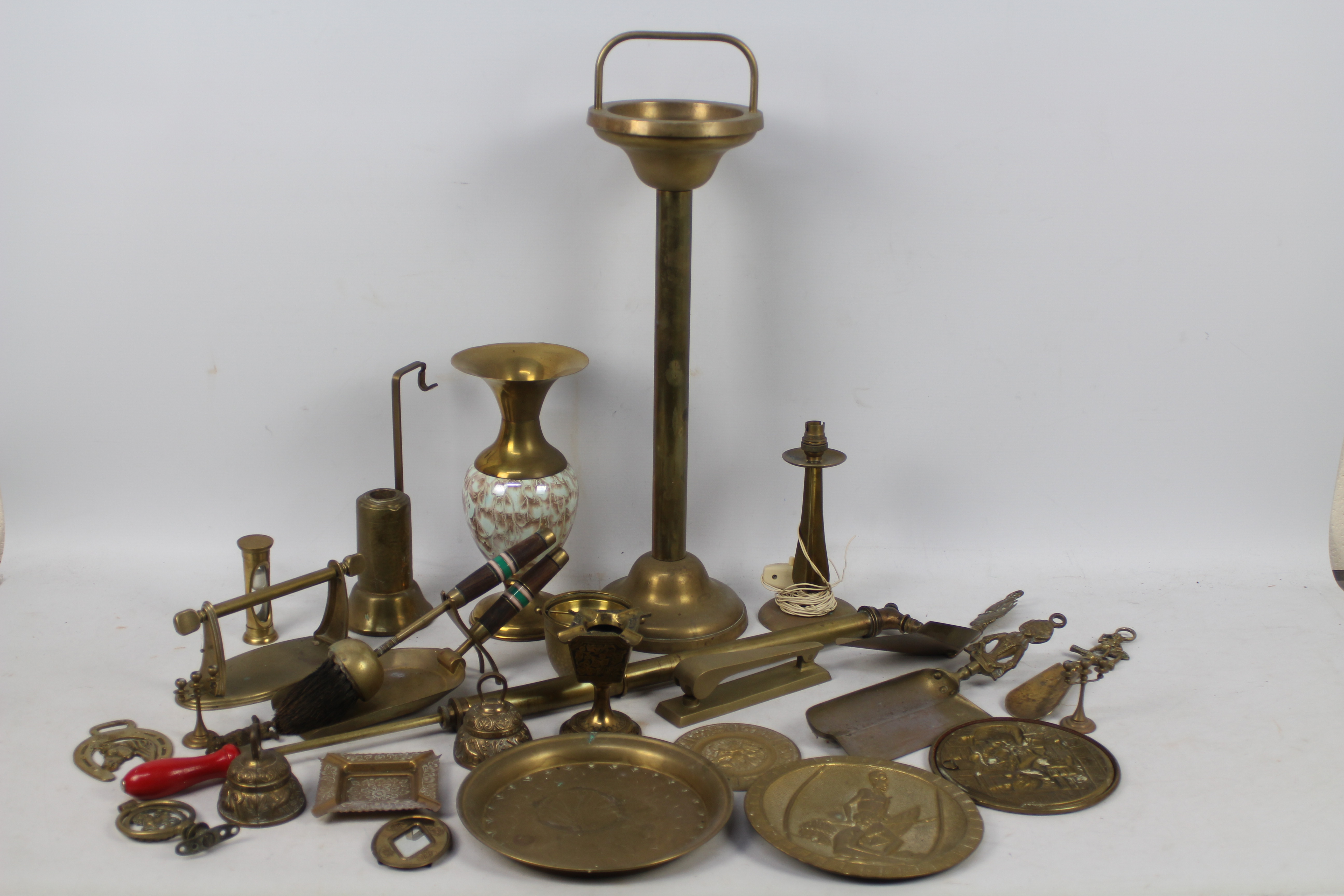 A box of mixed brassware.