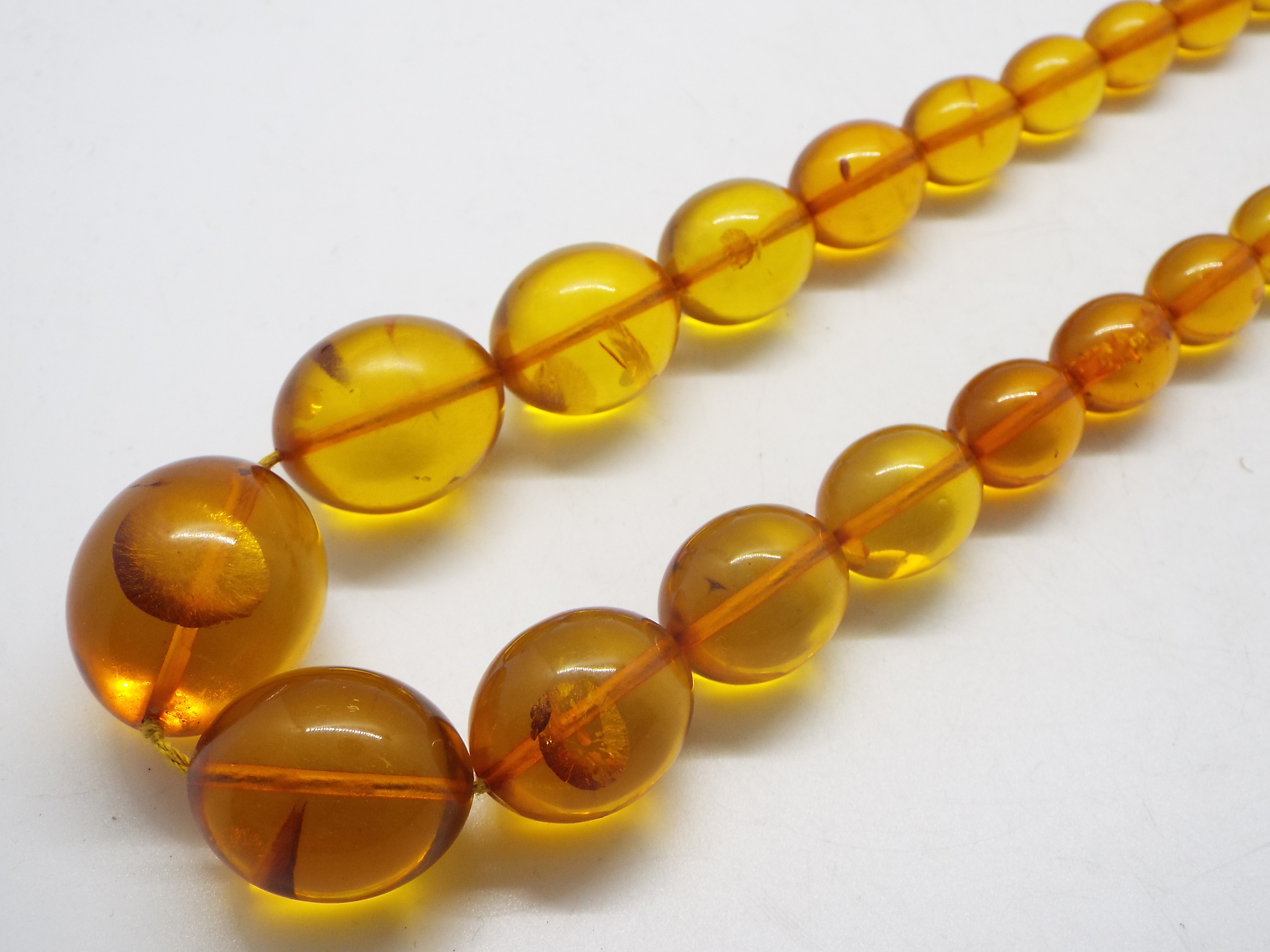 A graduated amber bead necklace comprising 35 oval bead ranging from 8mm - 2. - Image 2 of 3