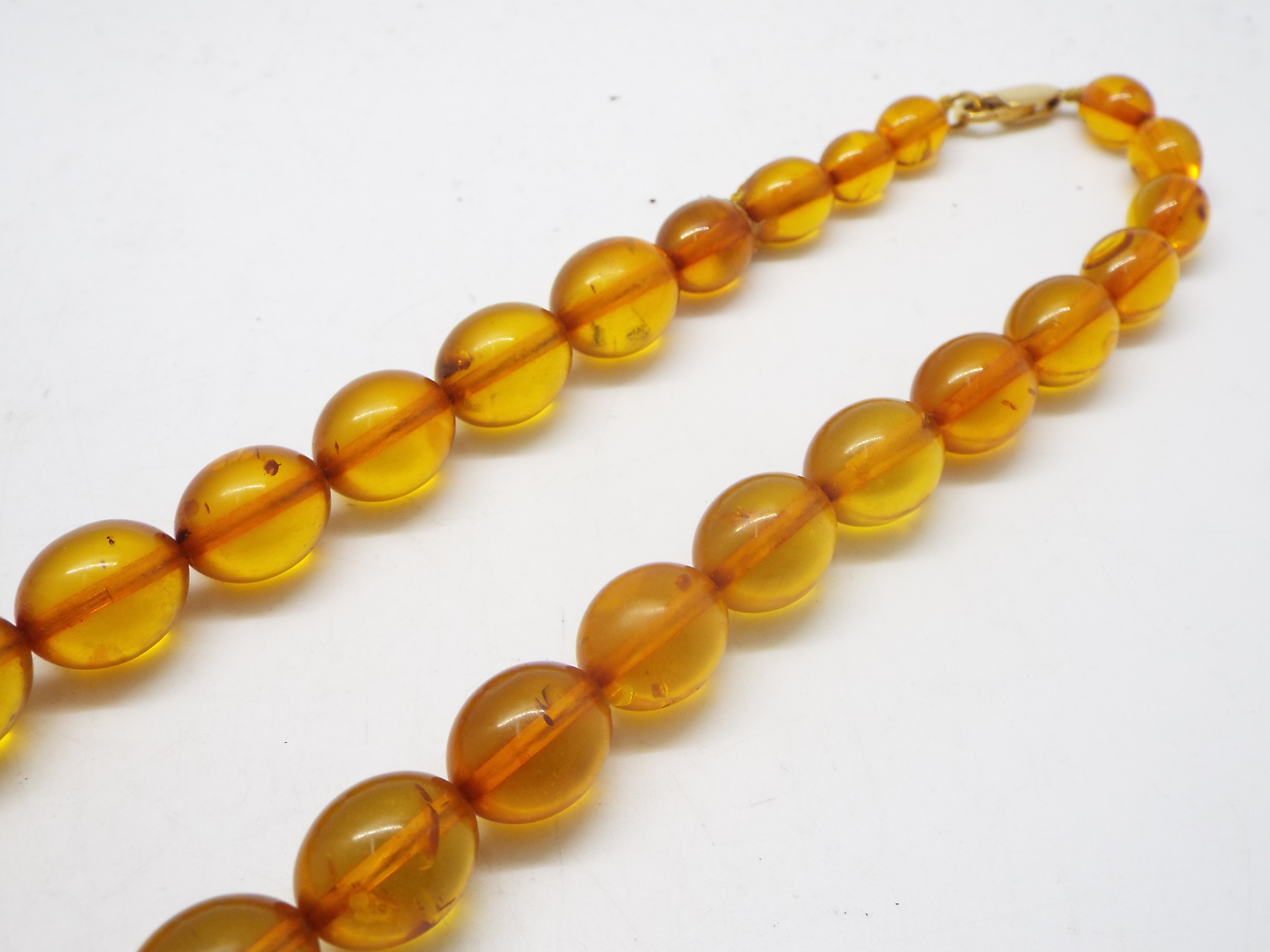 A graduated amber bead necklace comprising 35 oval bead ranging from 8mm - 2. - Image 3 of 3