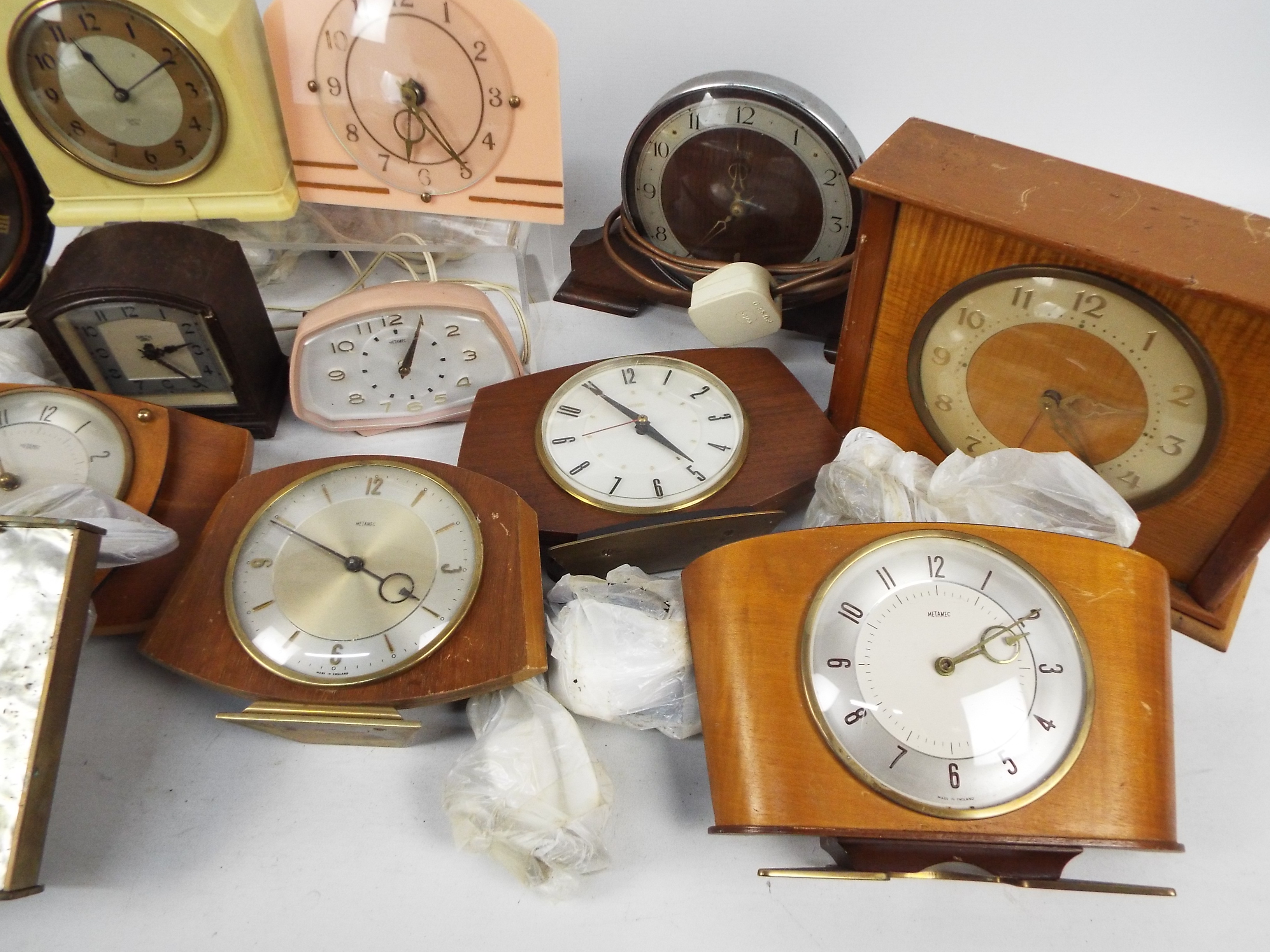 A collection of electric clocks to include Metamec, Smiths and similar. - Image 4 of 5