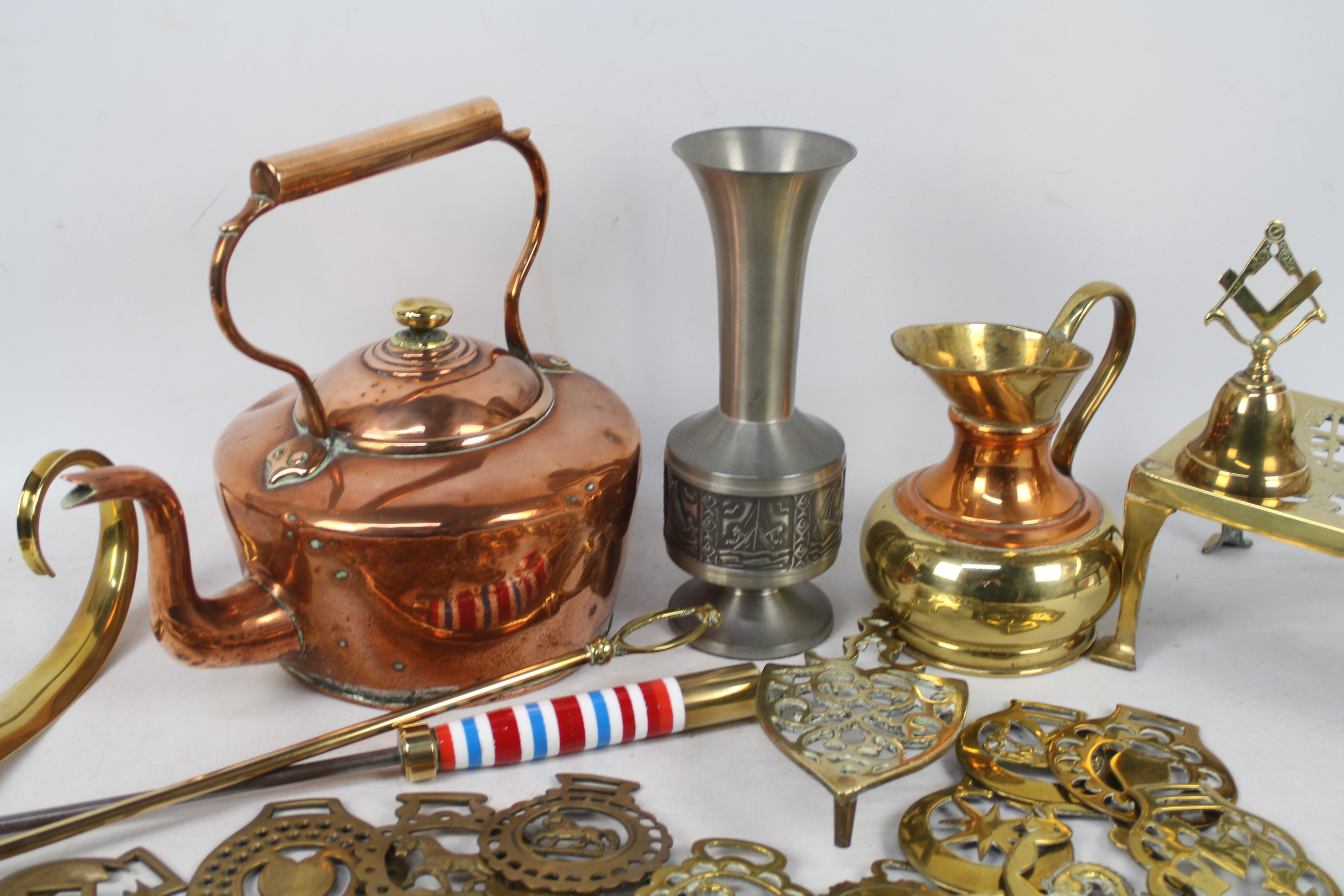 Metalware to include copper kettle, jug, various horse brasses and similar. - Image 2 of 3