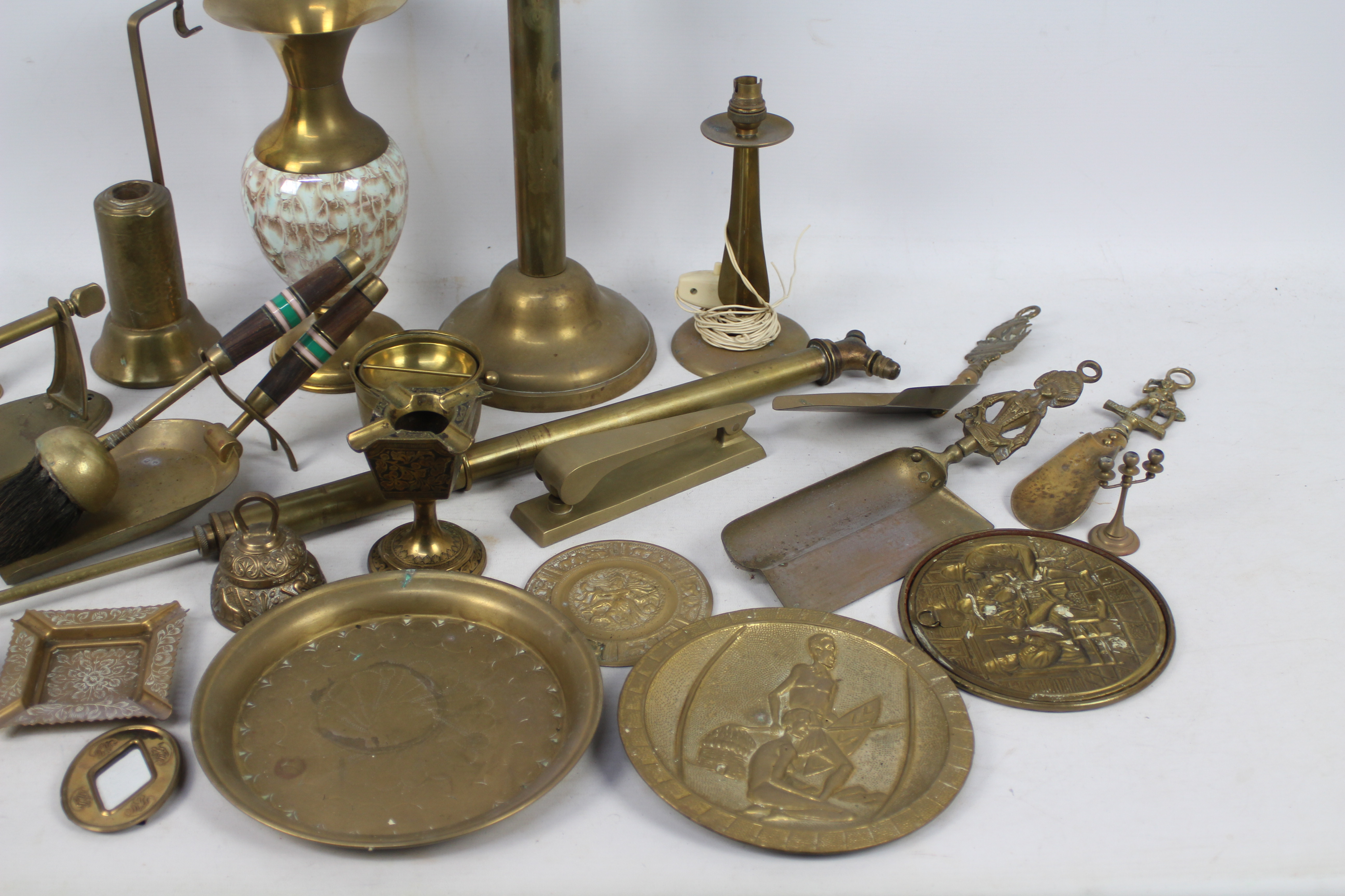 A box of mixed brassware. - Image 3 of 3