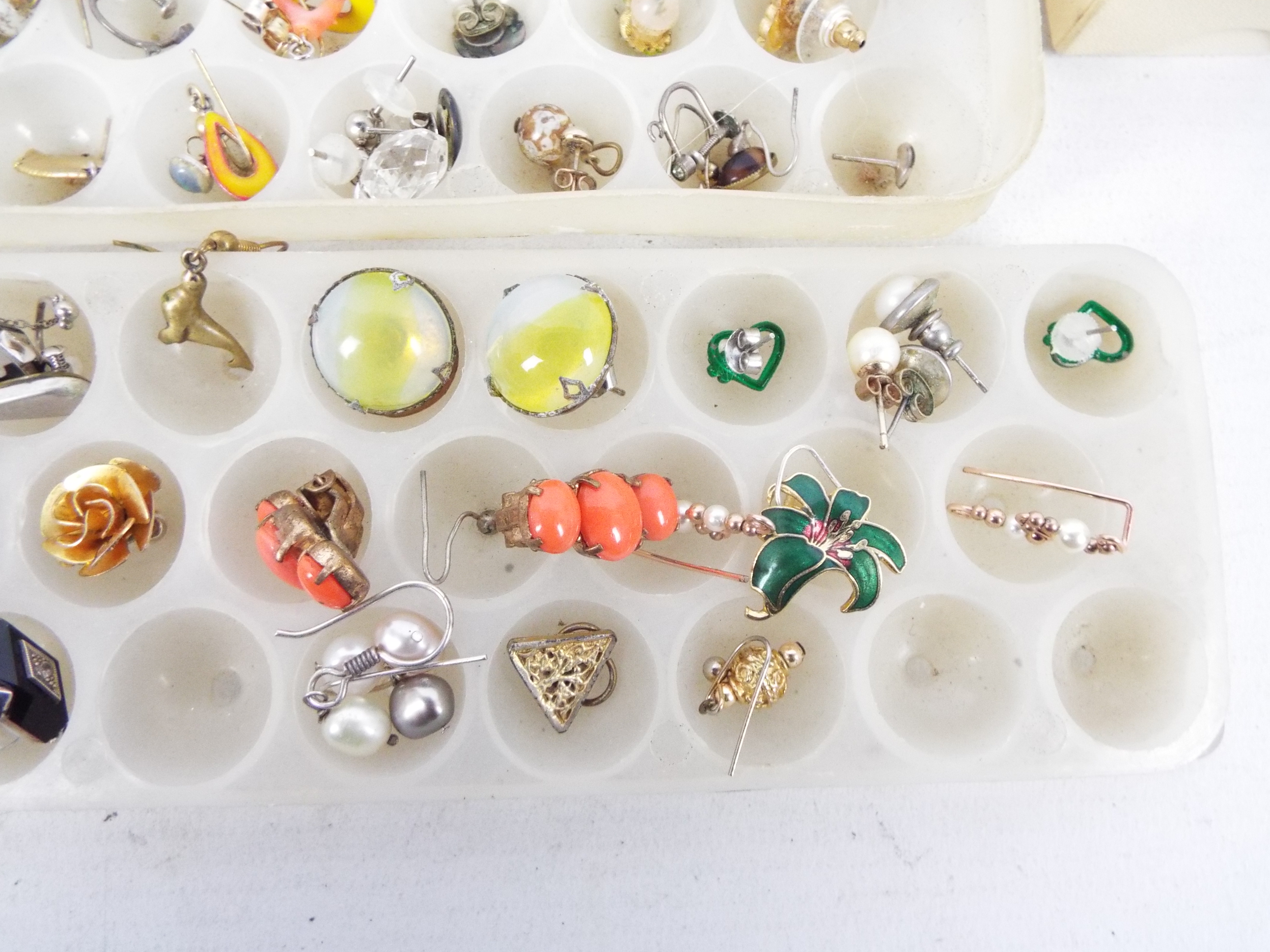 A mixed lot to include earrings, bracelets, - Image 10 of 12