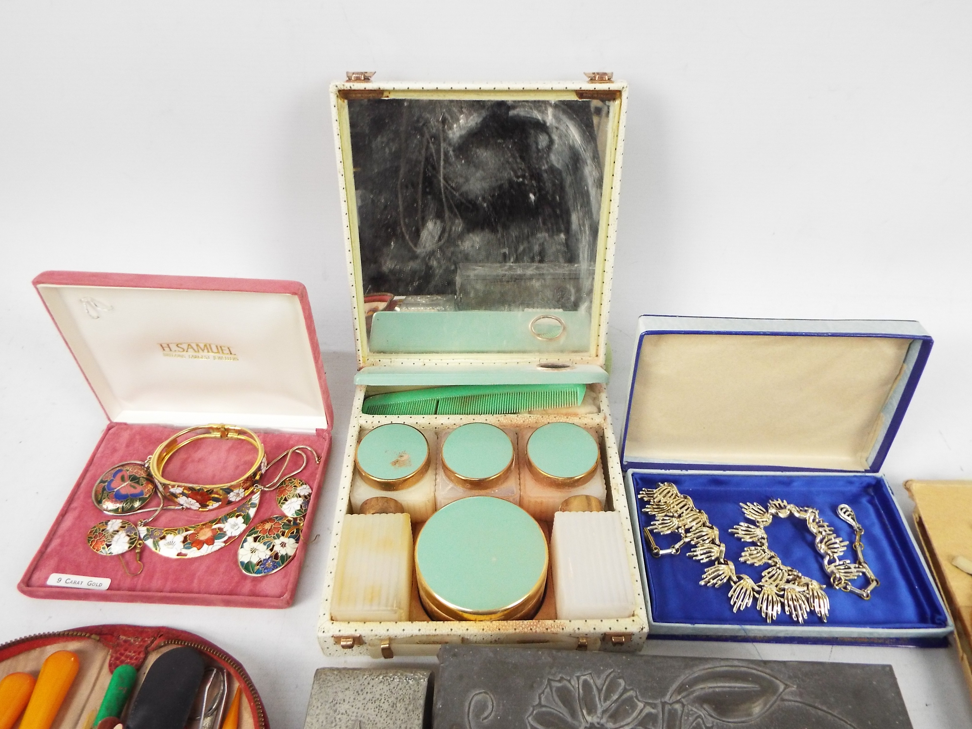Lot to include jewellery / trinket boxes, costume jewellery, grooming / manicure sets and other. - Image 3 of 5