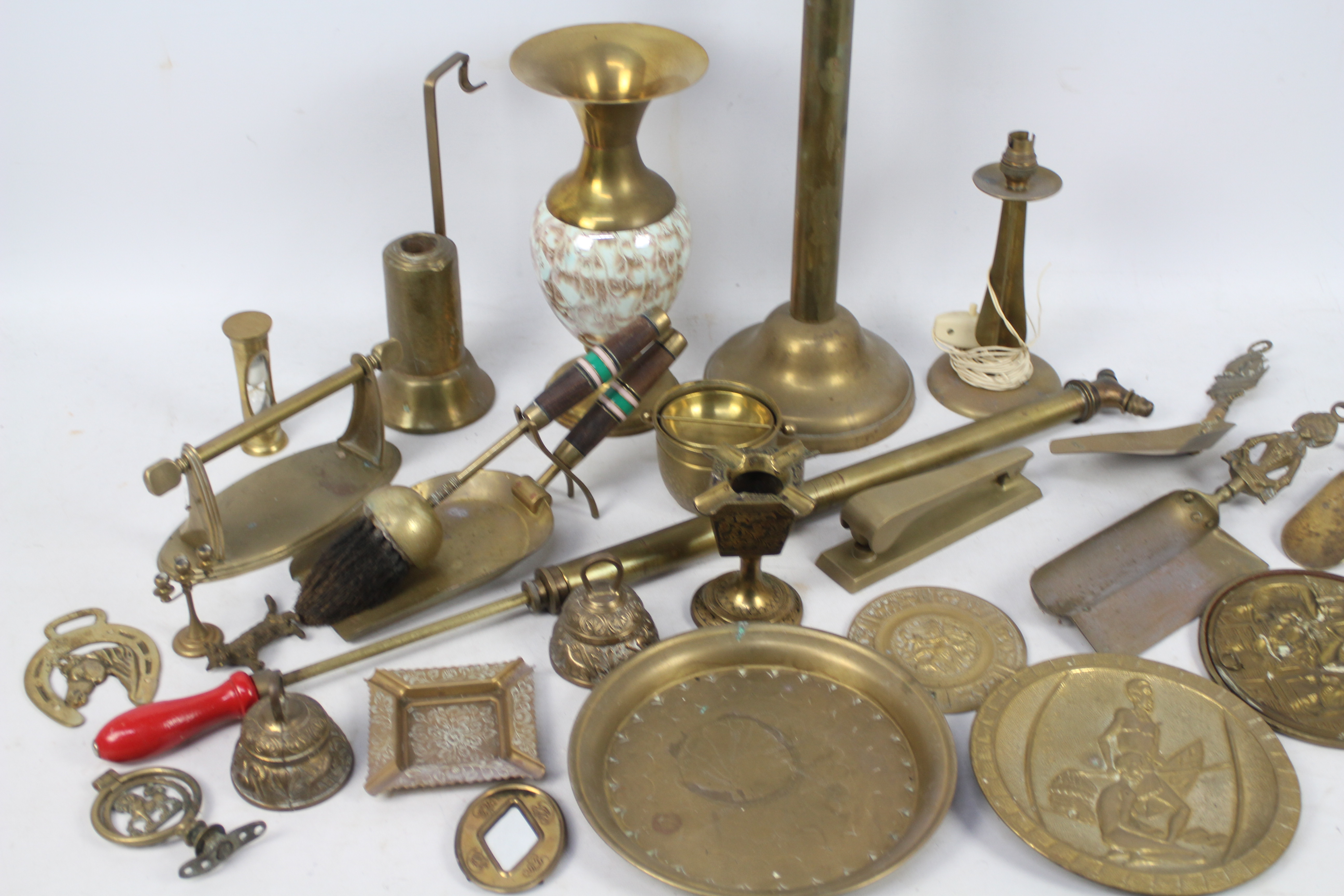 A box of mixed brassware. - Image 2 of 3