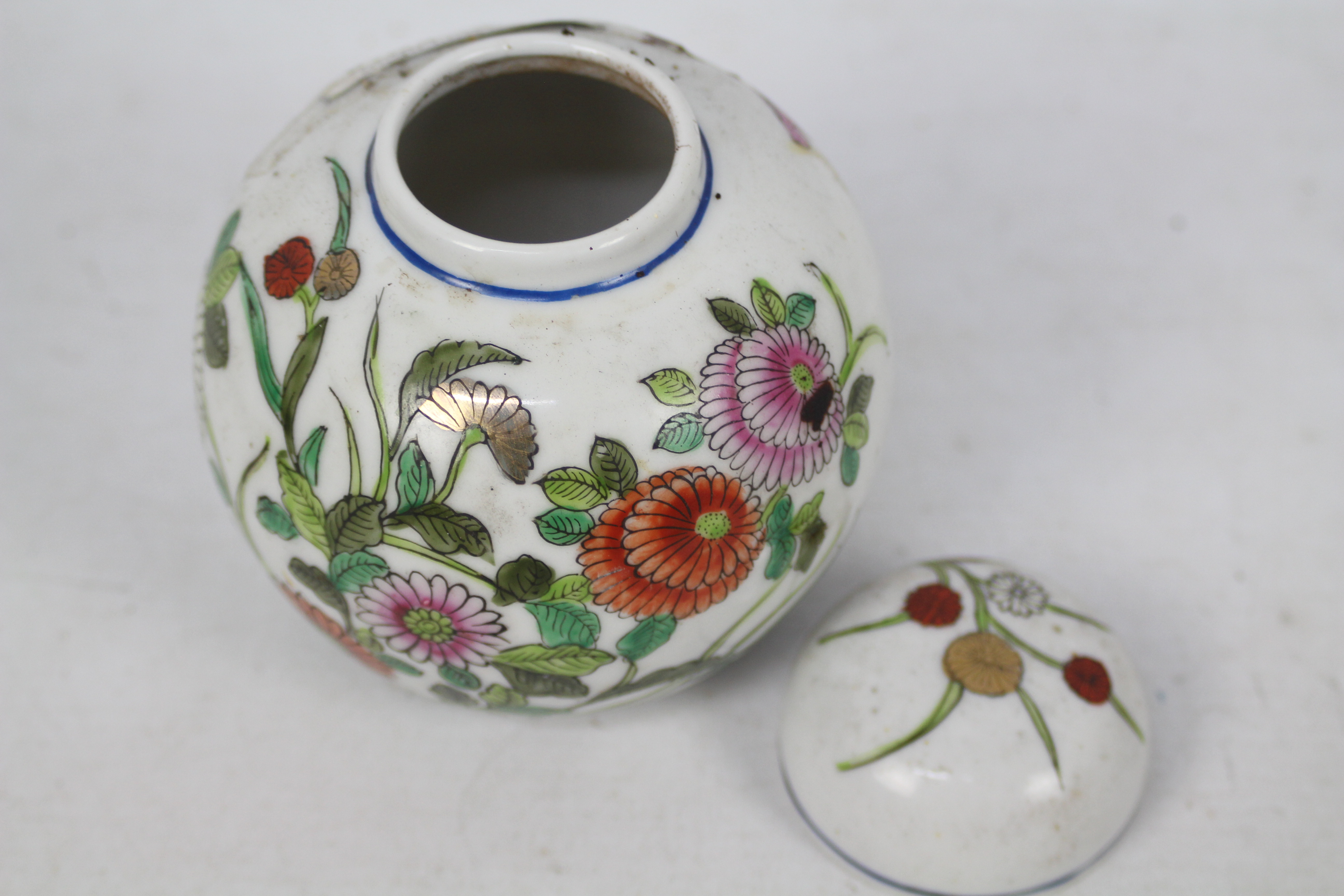 A collection of Oriental ceramics to include ginger jar, vase and other. - Image 16 of 18