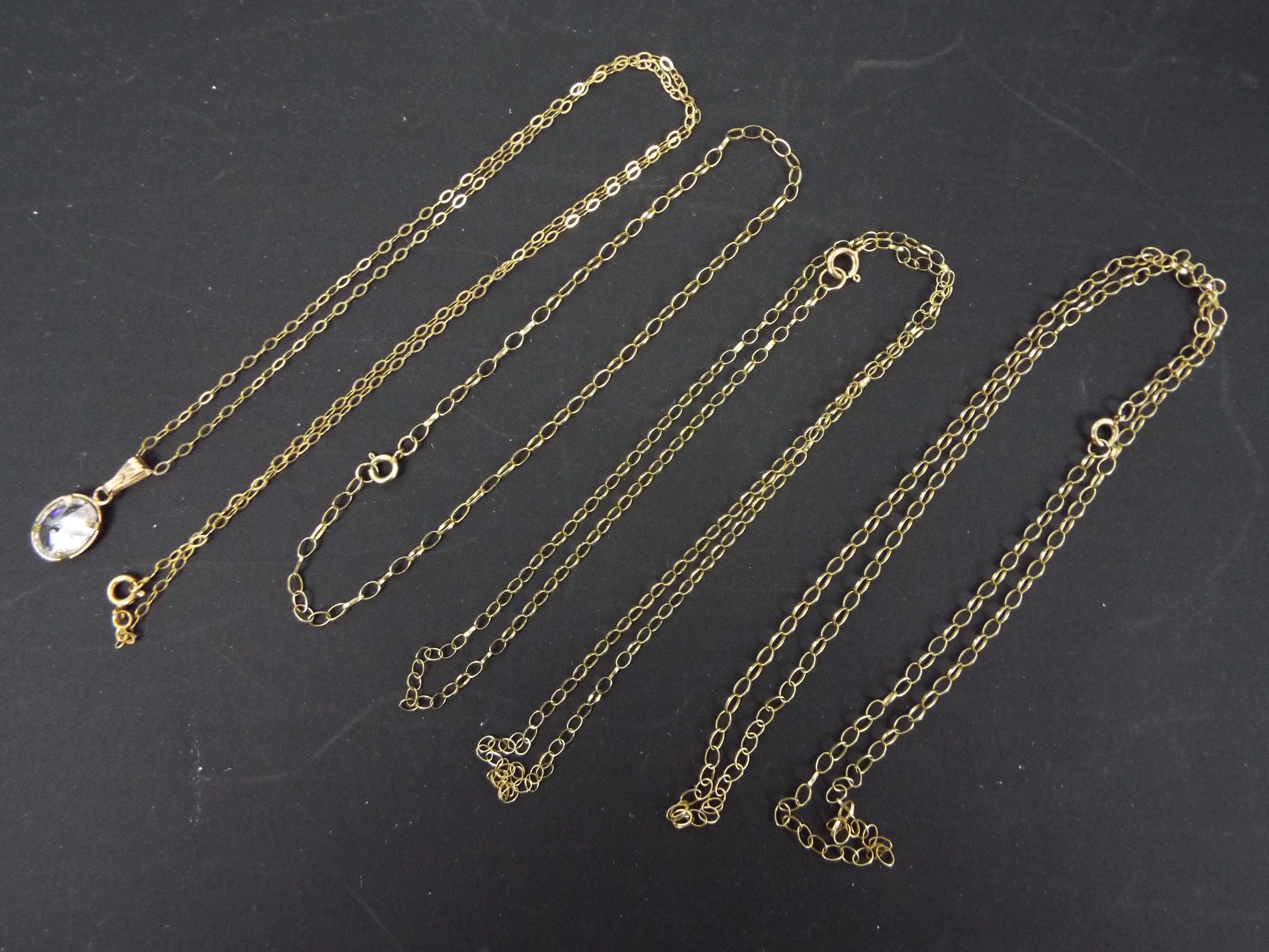 9ct - Three fine trace necklaces (40 cm - 44 cm length), each stamped 9ct / 9k,