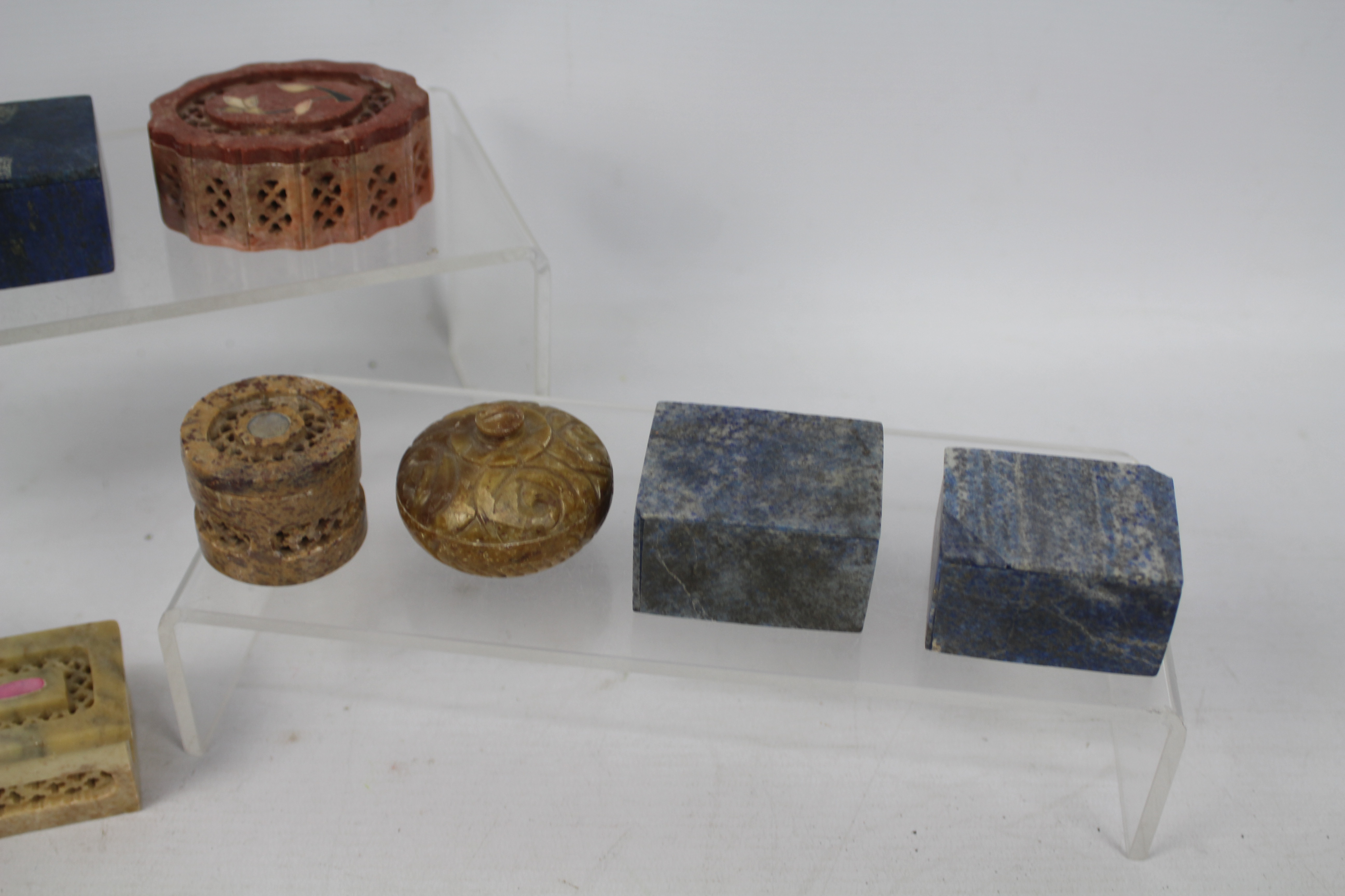 A collection of carved stone trinket boxes, largest approximately 3.5 cm x 7.5 cm. - Image 4 of 4