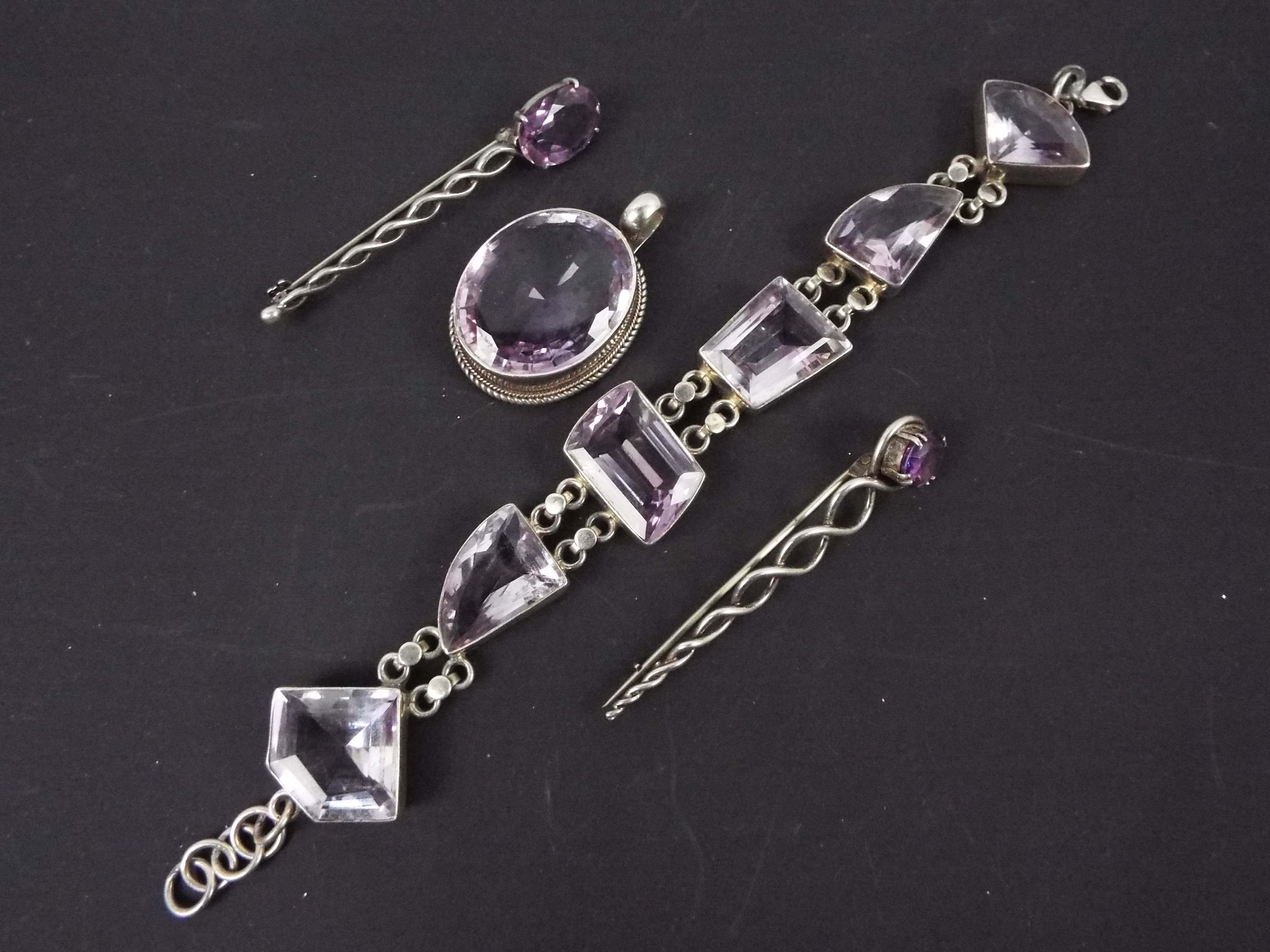 Silver and white metal jewellery set with purple stones comprising silver bracelet, 20 cm (l),